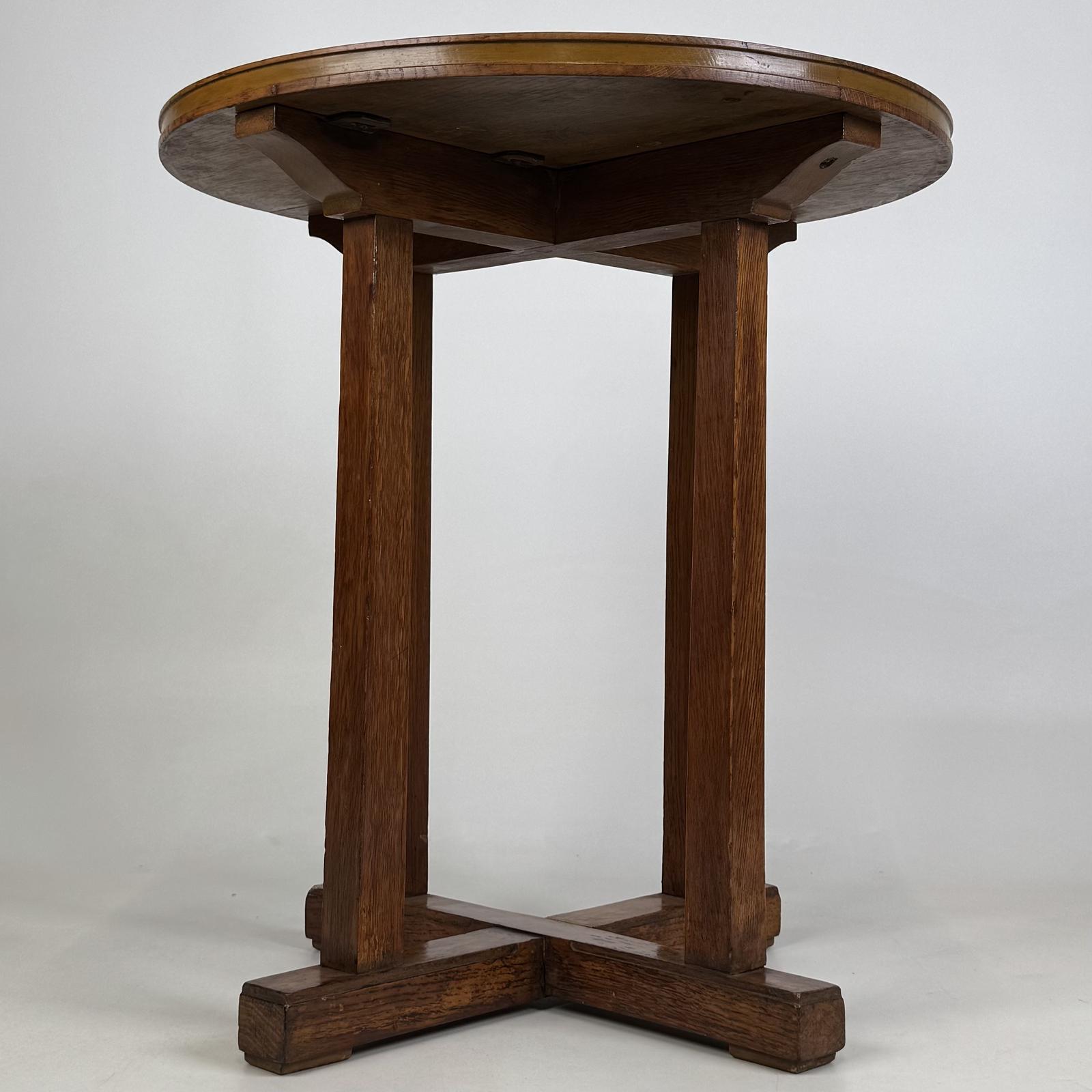 Antique 20th Century Round Arts & Crafts Side Table in Oak (1 of 9) Antique 20th Century Round Arts & Crafts Side Table in Oak (1 of 9)
