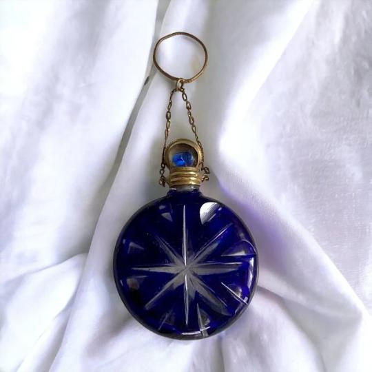 Antique Bristol Blue Over Clear Disc Shaped Chatelaine Perfume Scent Bottle c.1880 (1 of 10) Antique Bristol Blue Over Clear Disc Shaped Chatelaine Perfume Scent Bottle c.1880 (1 of 10)