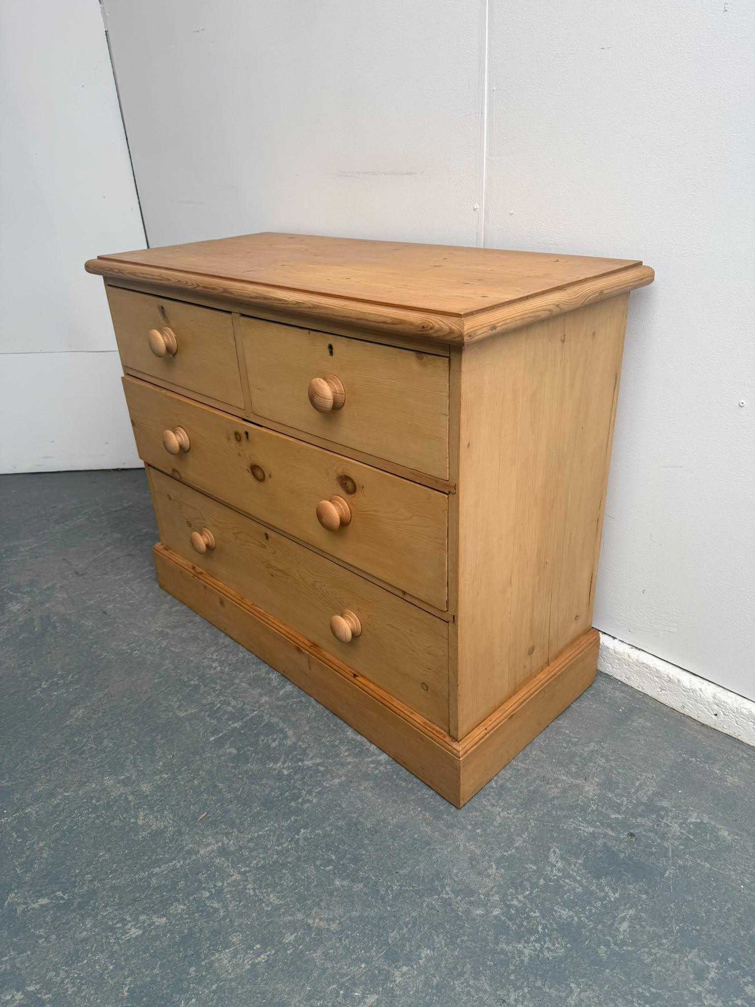 A Mint Clean Waxed Antique / Old Pine Victorian 4 Drawer Chest of Drawers (1 of 8) A Mint Clean Waxed Antique / Old Pine Victorian 4 Drawer Chest of Drawers (1 of 8)