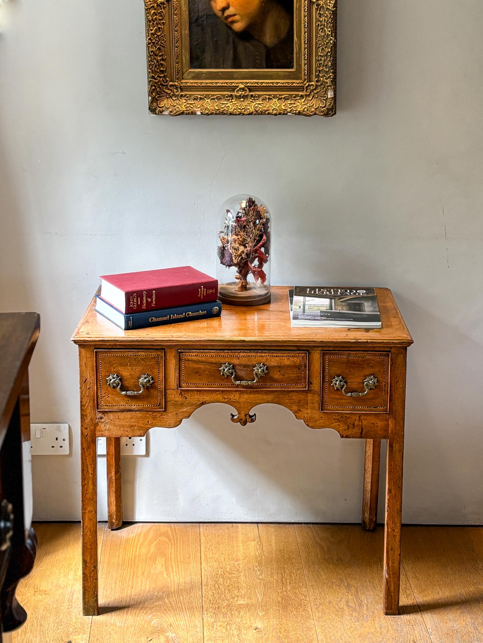 George II Walnut Lowboy - Early 18th Century (1 of 7) George II Walnut Lowboy - Early 18th Century (1 of 7)