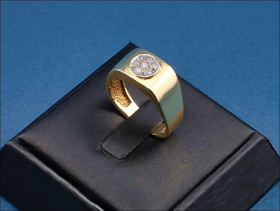 Vintage 18k Gold Ring with 7 Natural Diamonds in Floral Setting (1 of 6)