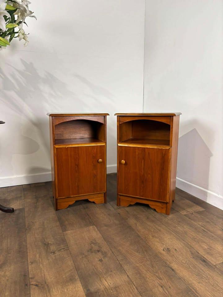 Pair of Art Deco Walnut Bedside Cabinets (1 of 14)