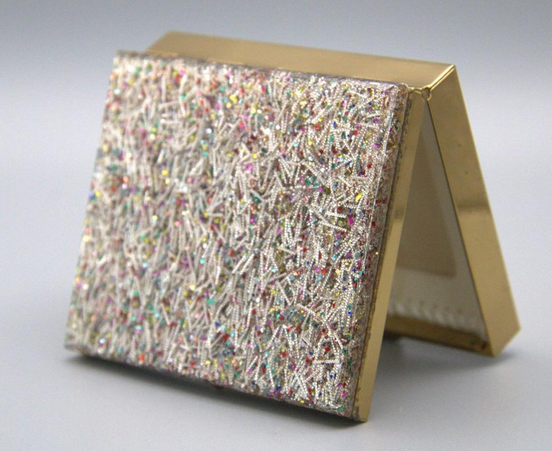 Vintage 1950s Tradition Powder Compact in Lucite Base (1 of 5) Vintage 1950s Tradition Powder Compact in Lucite Base (1 of 5)