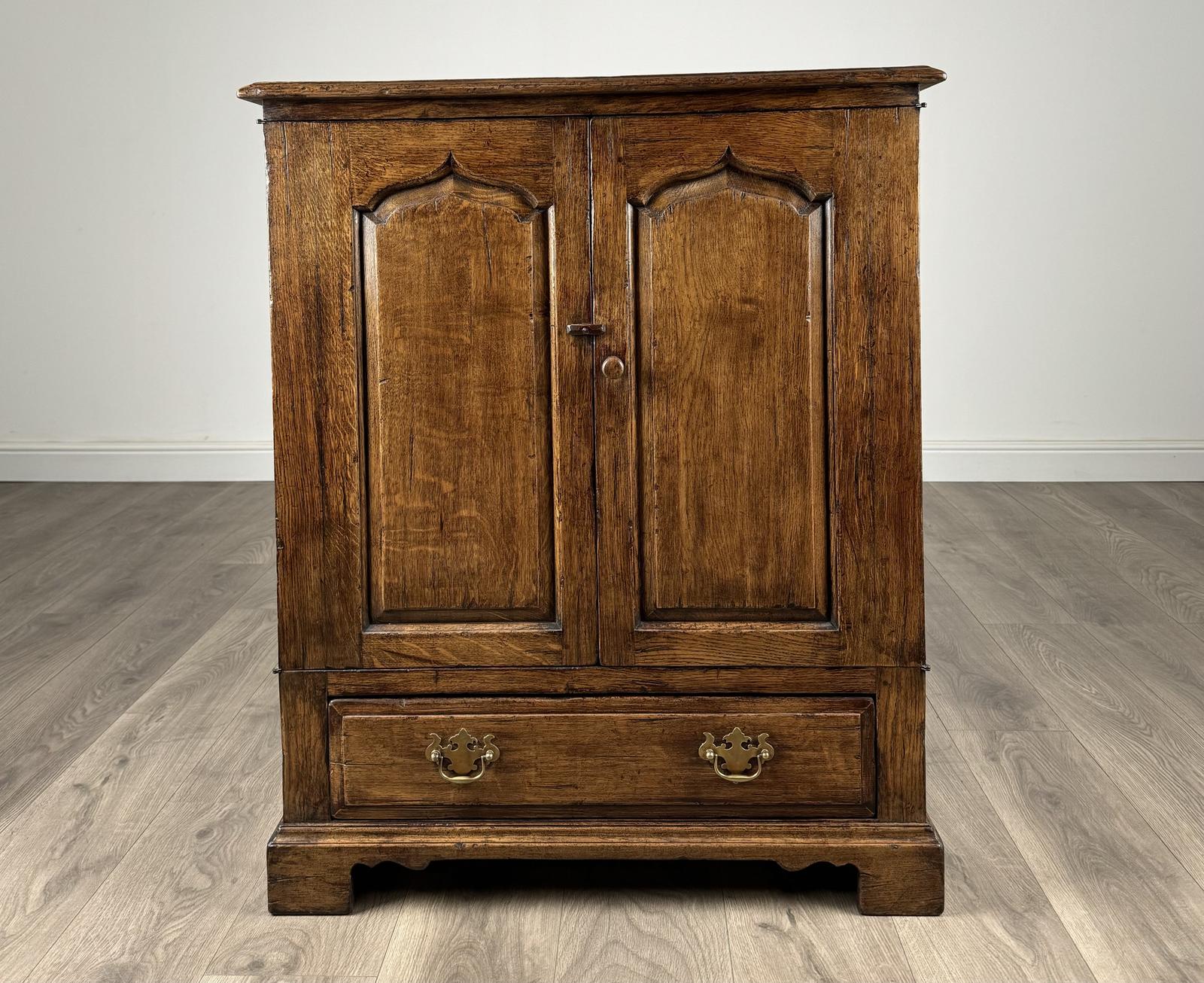 Antique 20th Century Fine Quality Cupboard in Oak (1 of 9) Antique 20th Century Fine Quality Cupboard in Oak (1 of 9)