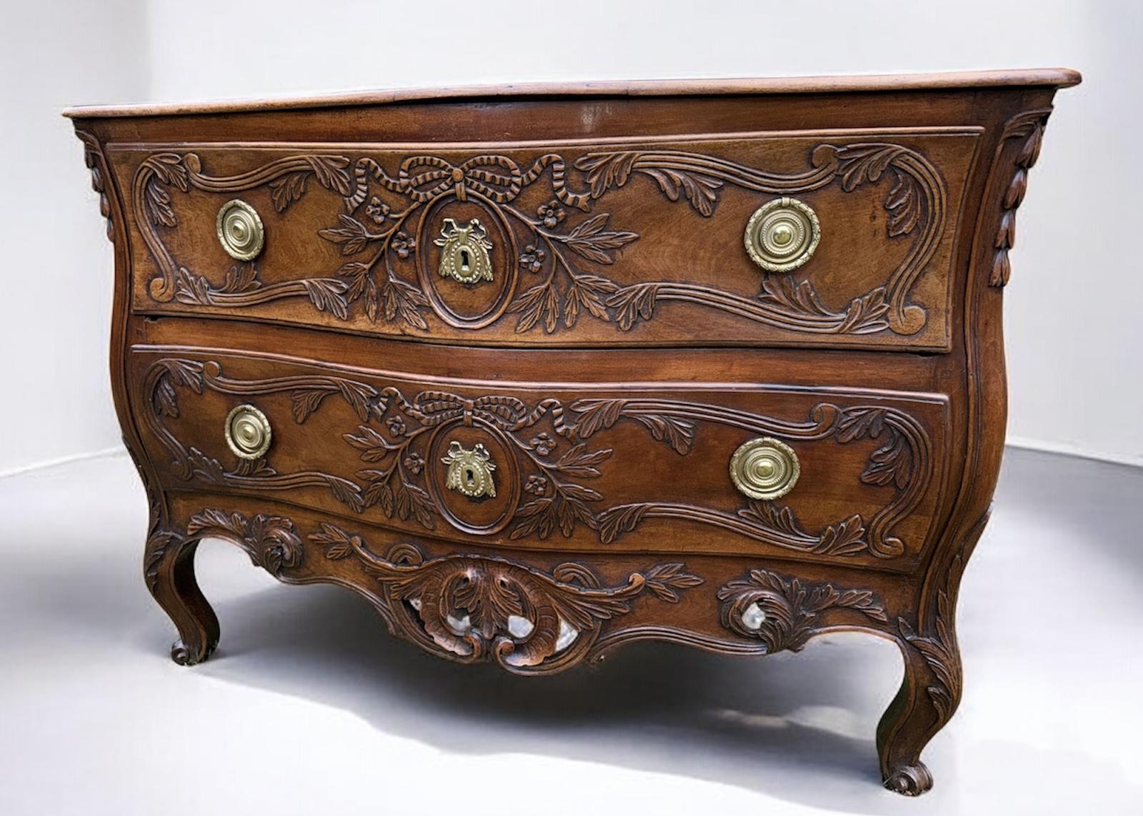 18th Century Serpentine Fronted Commode in Walnut (1 of 7)