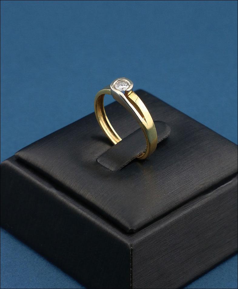 Vintage Solitaire Ring in 18K Gold with 3.5 mm Natural Diamond (1 of 6)