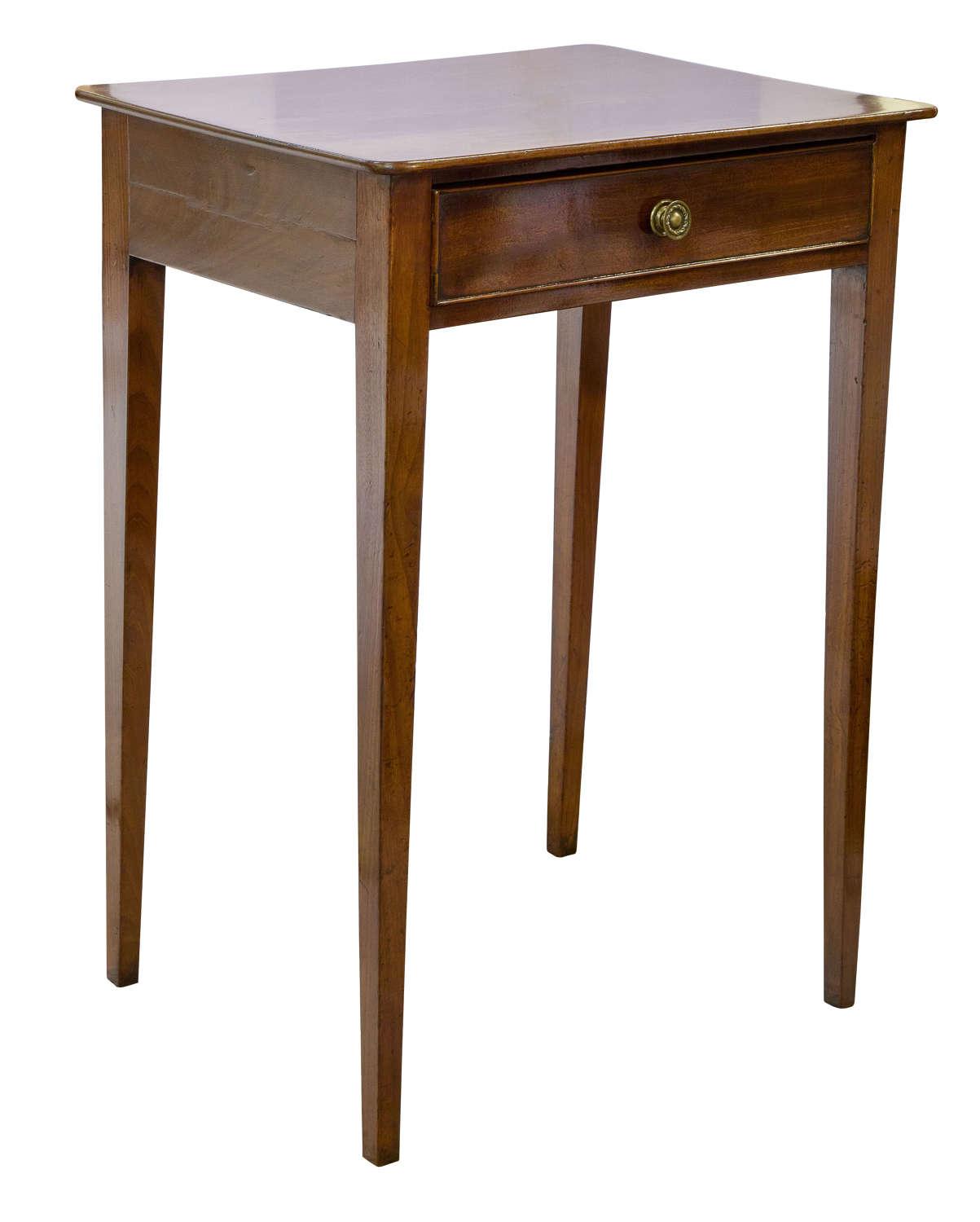 George III Mahogany End Table of Small Size (1 of 7) George III Mahogany End Table of Small Size (1 of 7)