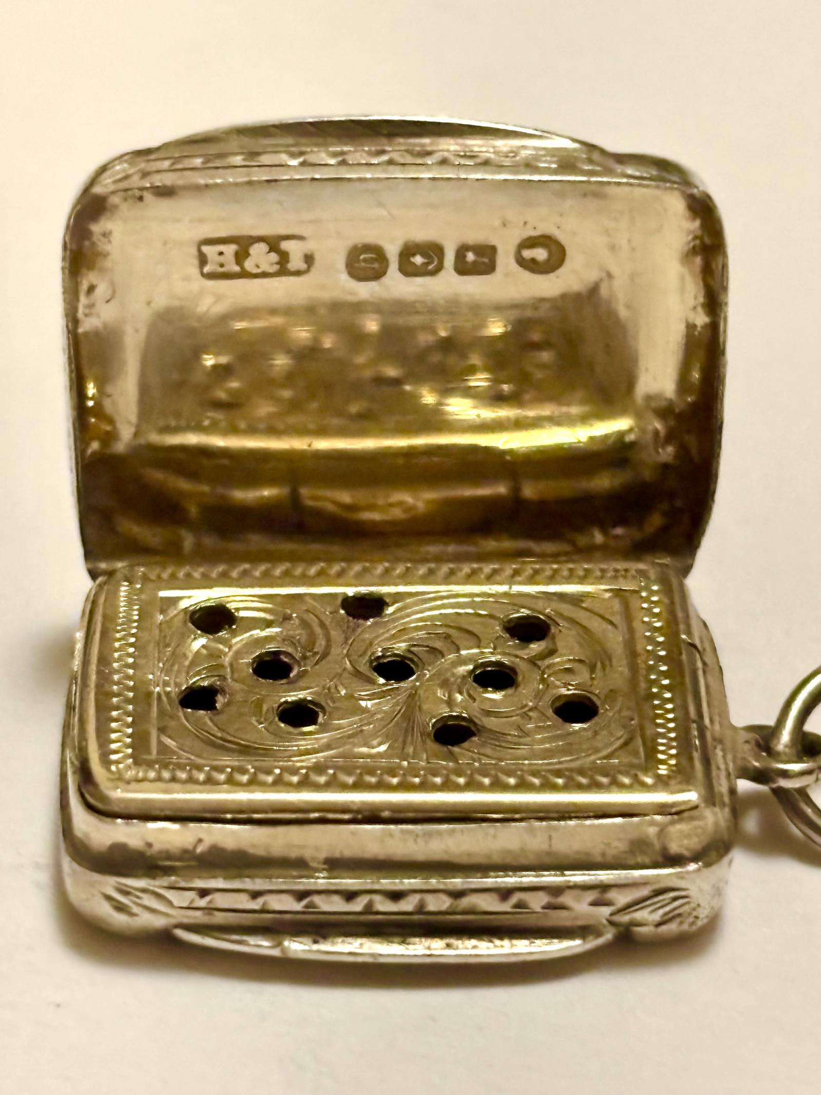 Silver Gilt Victorian Vinaigrette Birmingham 1882 Hilliard & Thomason (1 of 12)
