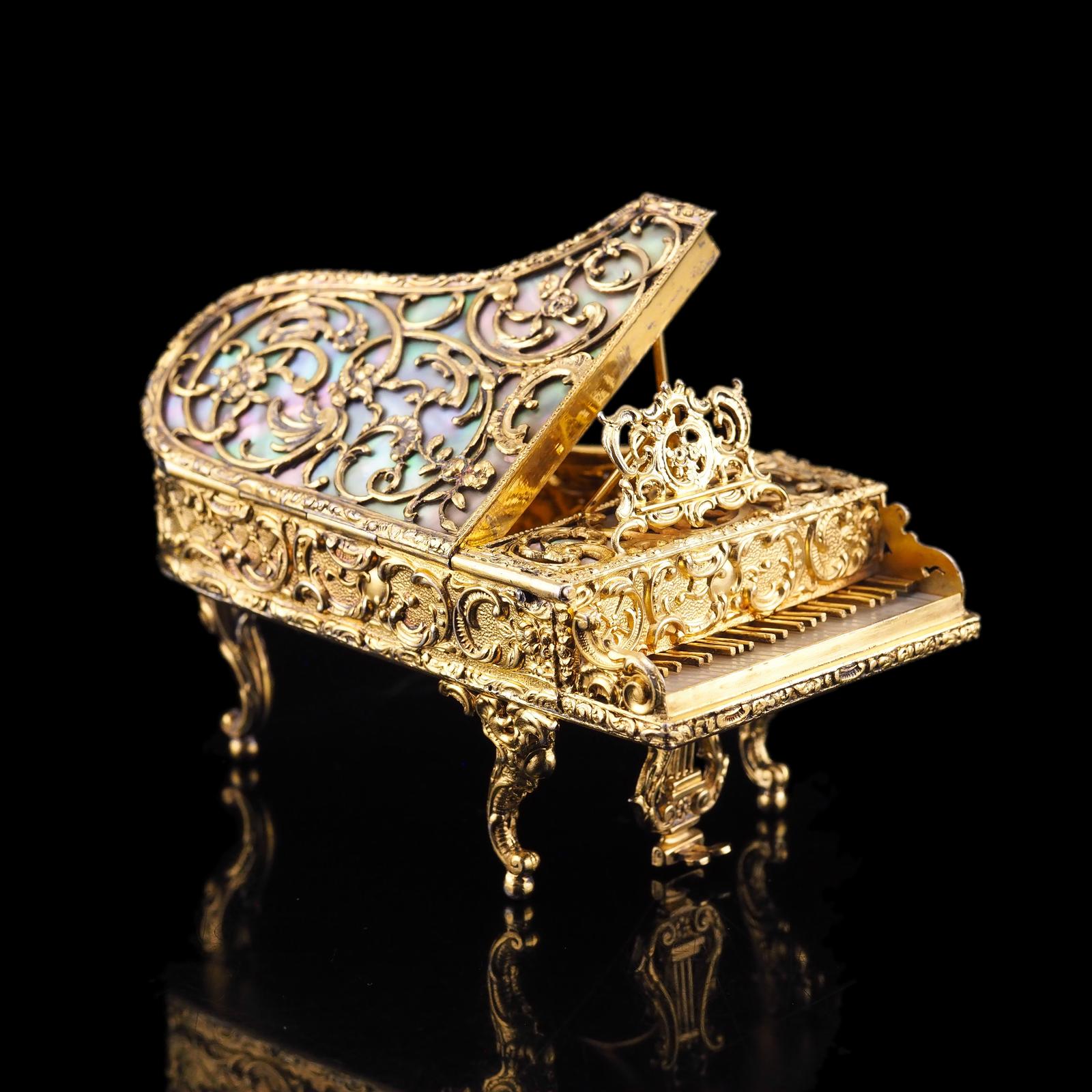 Remarkable Antique Solid Silver Gilt Piano Box / Snuff Box with Mother of Pearl - 19th Century (1 of 35)