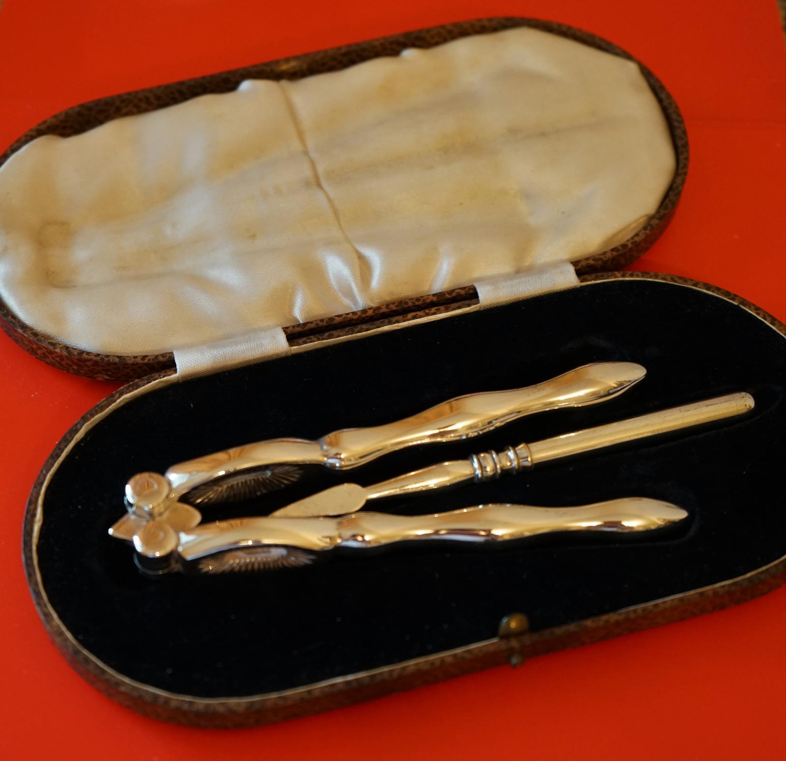 A Vintage 1920s Electro Plated Nut Crackers & Nut Pick Boxed Set - Ideal Xmas Gift /present (1 of 9)