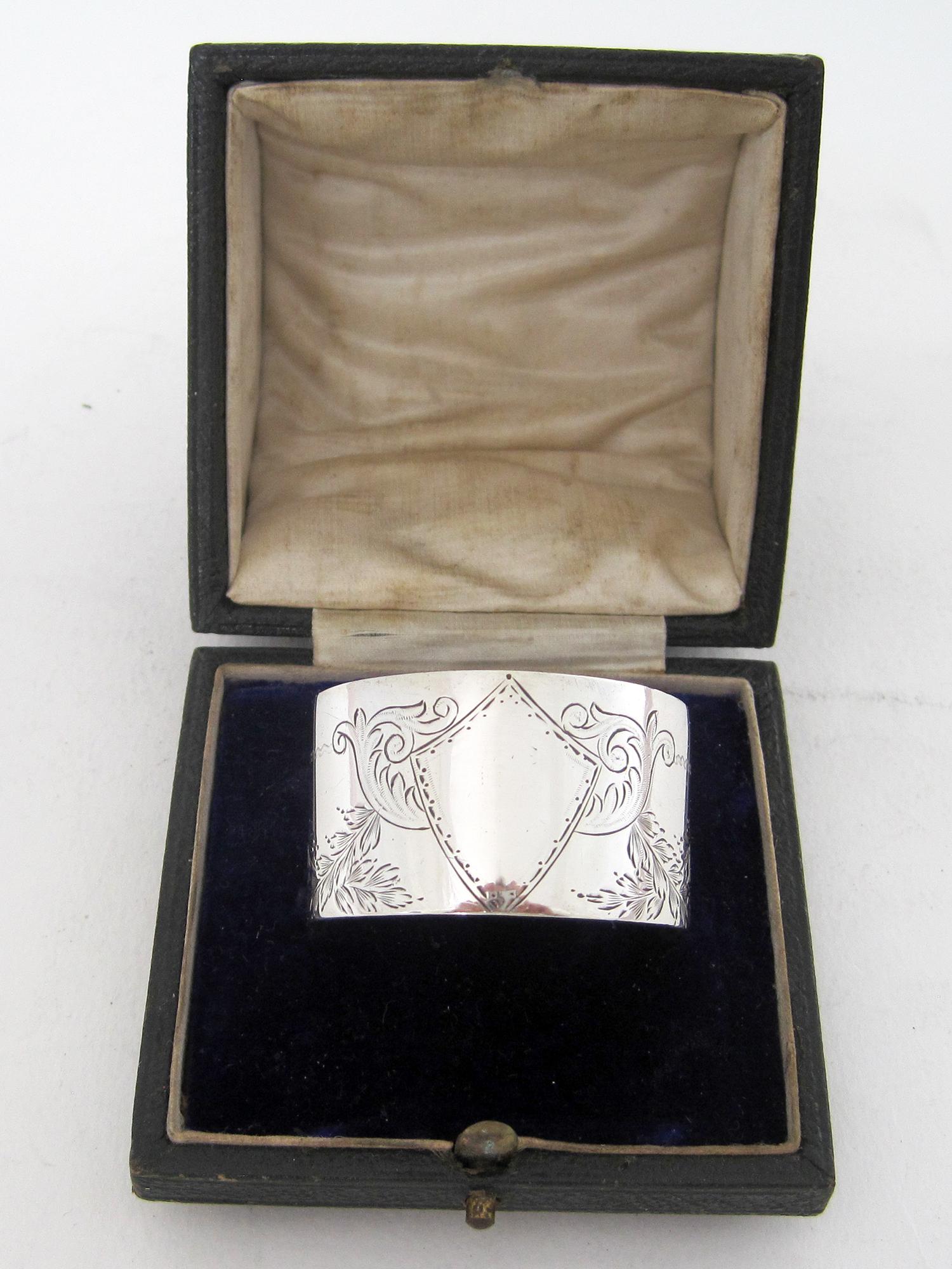 Boxed Victorian Silver Napkin Ring Engraved with Floral Festoons (1 of 5) Boxed Victorian Silver Napkin Ring Engraved with Floral Festoons (1 of 5)