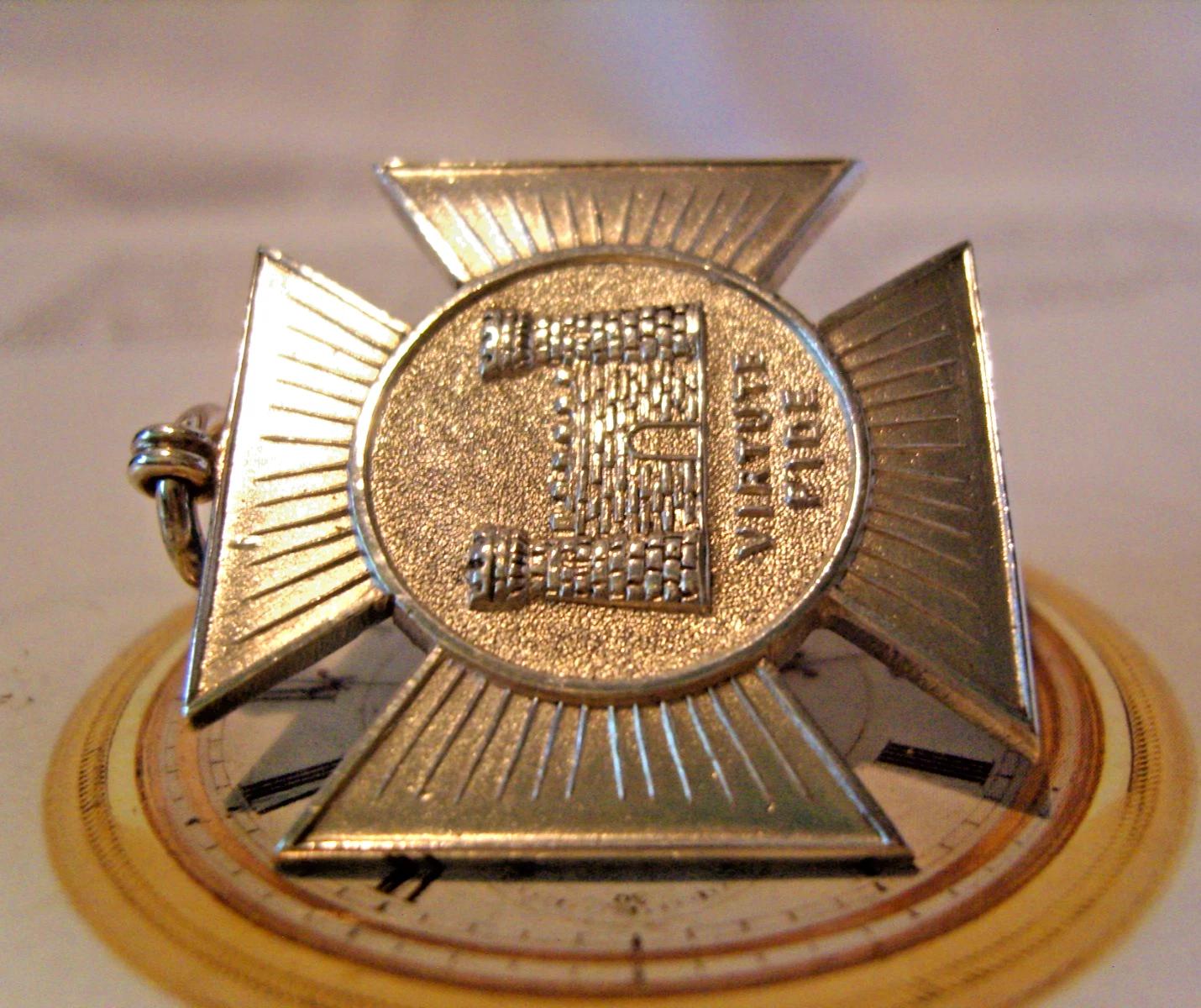 Pocket Watch Chain Fob Sterling Silver 1923 'Virtute Fide' Large Antique Fob (1 of 10) Pocket Watch Chain Fob Sterling Silver 1923 'Virtute Fide' Large Antique Fob (1 of 10)