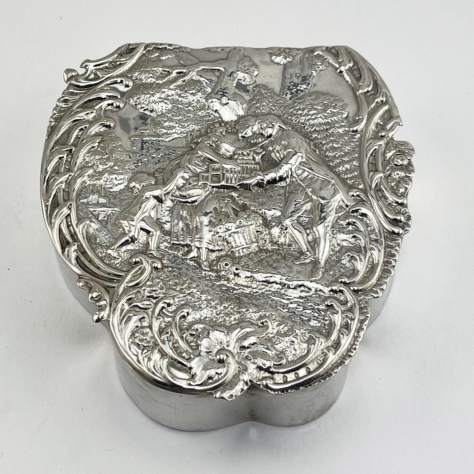 Victorian William Comyns Sterling Silver Jewellery or Trinket Box (1 of 7) Victorian William Comyns Sterling Silver Jewellery or Trinket Box (1 of 7)