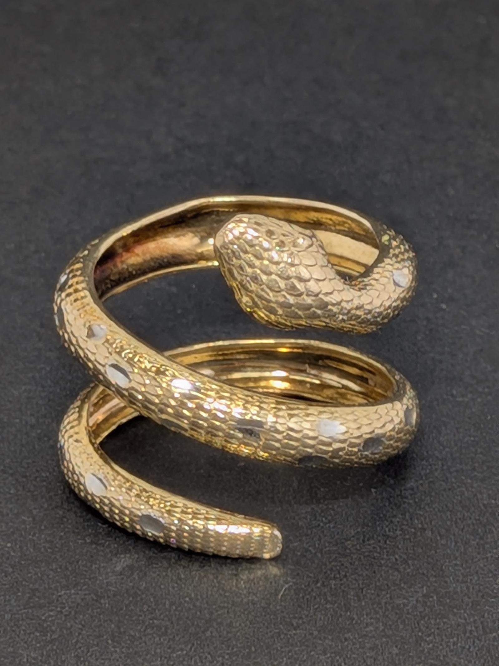 Very Stylish 9ct Coiled Snake (1 of 9) Very Stylish 9ct Coiled Snake (1 of 9)