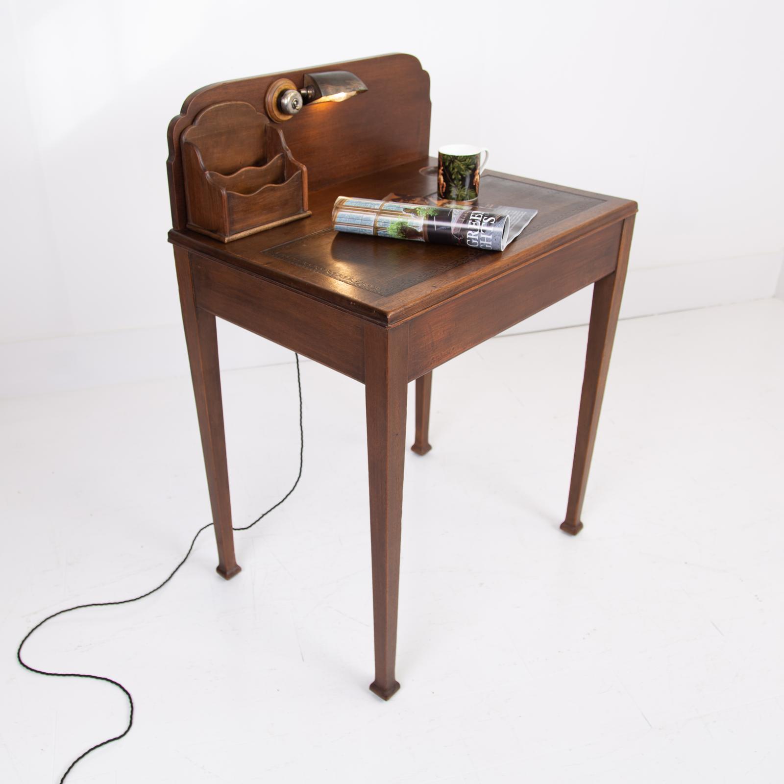 Small Vintage English Desk with Bankers Lamp 1920s (1 of 14)