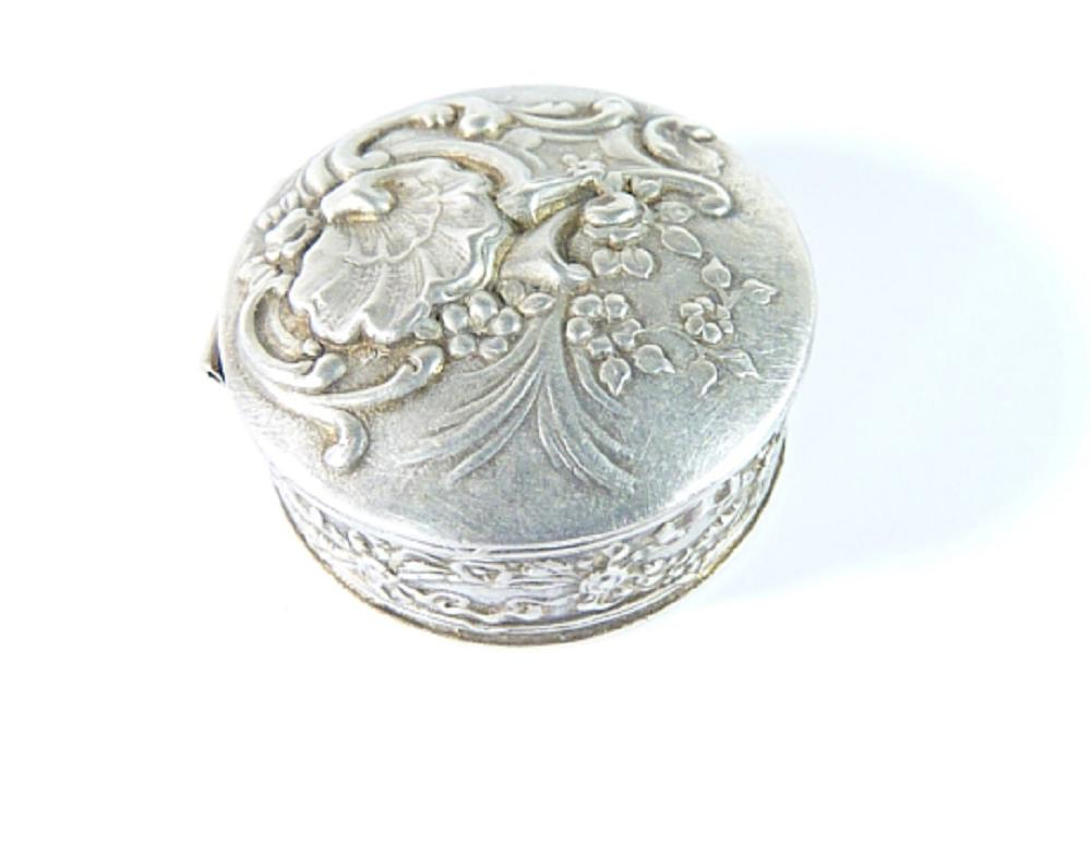 Small Hallmarked Silver Antique Art Nouveau Box (1 of 7)