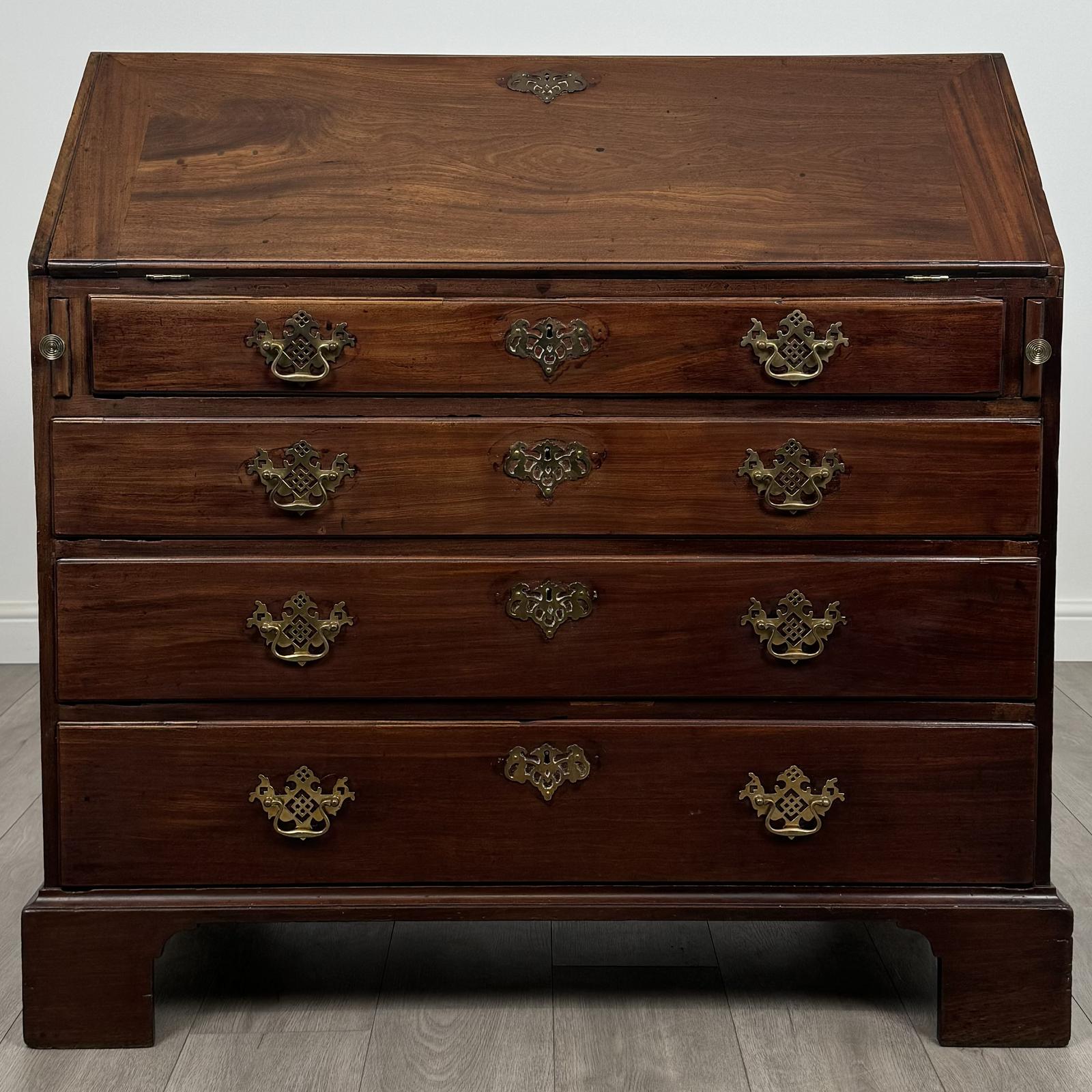 Antique 18th Century Fine Quality Bureau in Mahogany (1 of 11)
