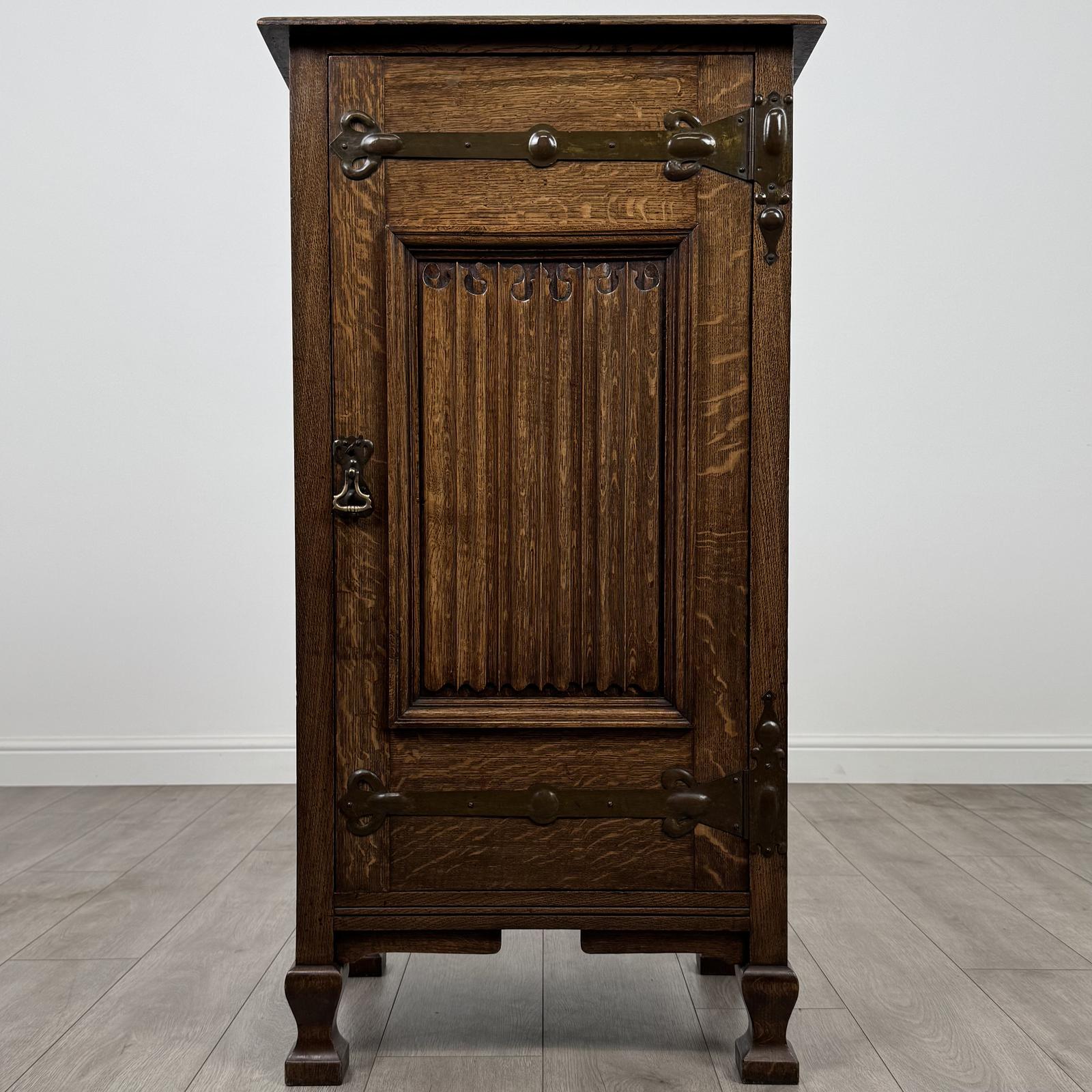 Antique 20th Century Fine Quality Art & Crafts Cupboard In Oak (1 of 10)