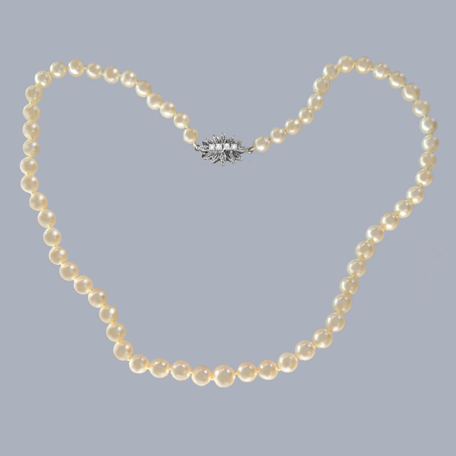 Vintage Cultured Pearl Necklace with 18ct White Gold Diamond Foliate Clasp Hallmarked Birmingham 1986 (1 of 5) Vintage Cultured Pearl Necklace with 18ct White Gold Diamond Foliate Clasp Hallmarked Birmingham 1986 (1 of 5)