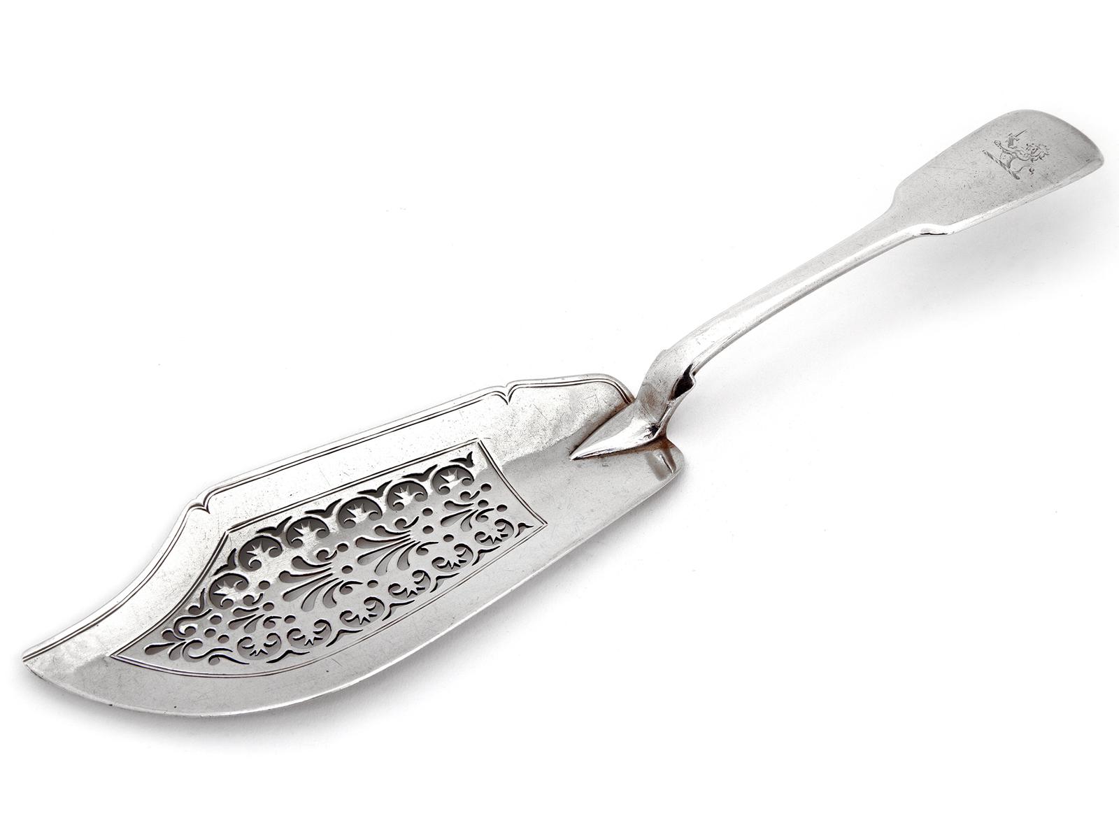 Georgian Silver Fish Slice with a Crested Blade and Fiddle Pattern Handle (1 of 4) Georgian Silver Fish Slice with a Crested Blade and Fiddle Pattern Handle (1 of 4)