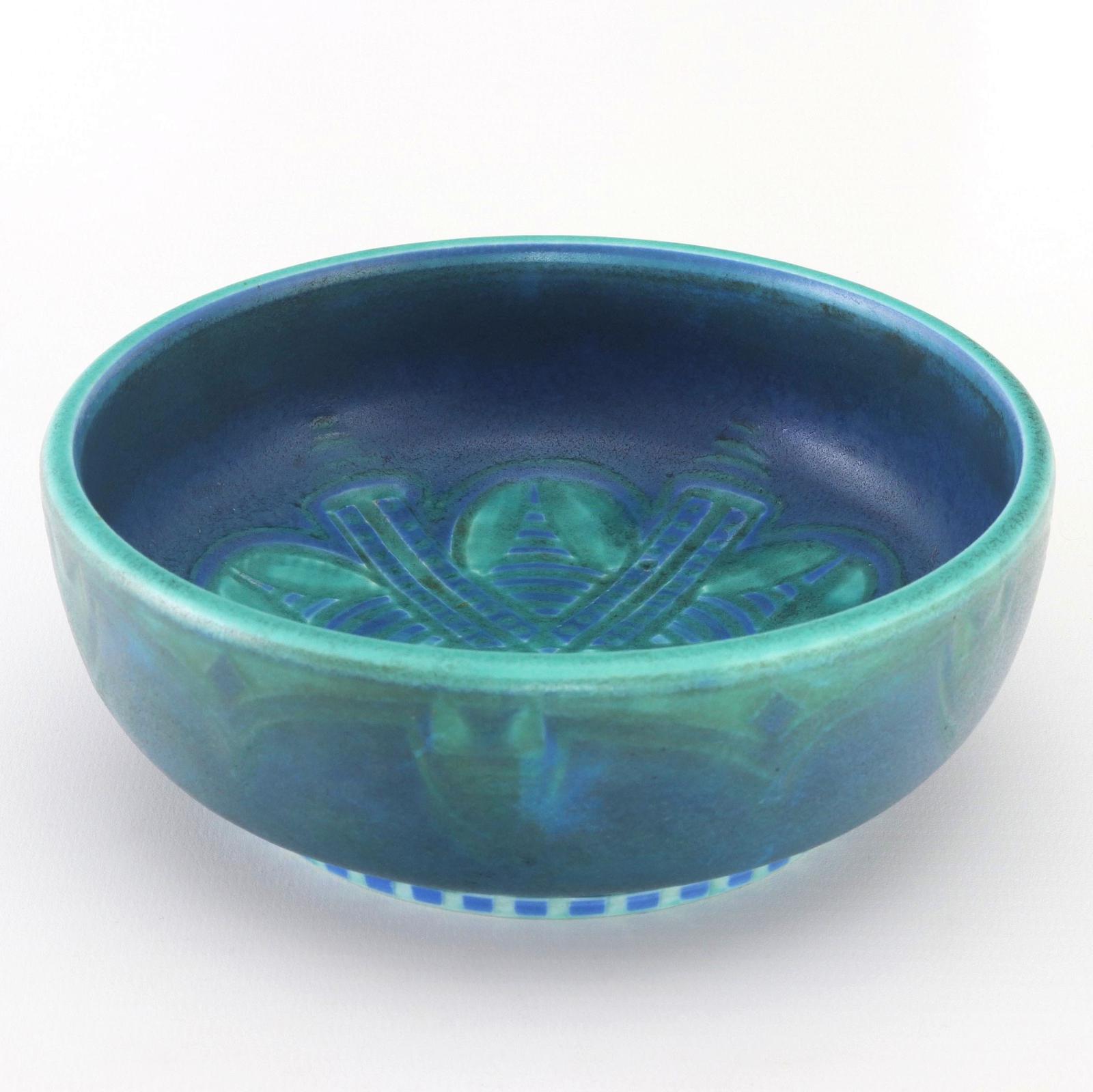 Royal Lancastrian Small Art Deco Bowl by William H Mycock 1935 (1 of 8) Royal Lancastrian Small Art Deco Bowl by William H Mycock 1935 (1 of 8)