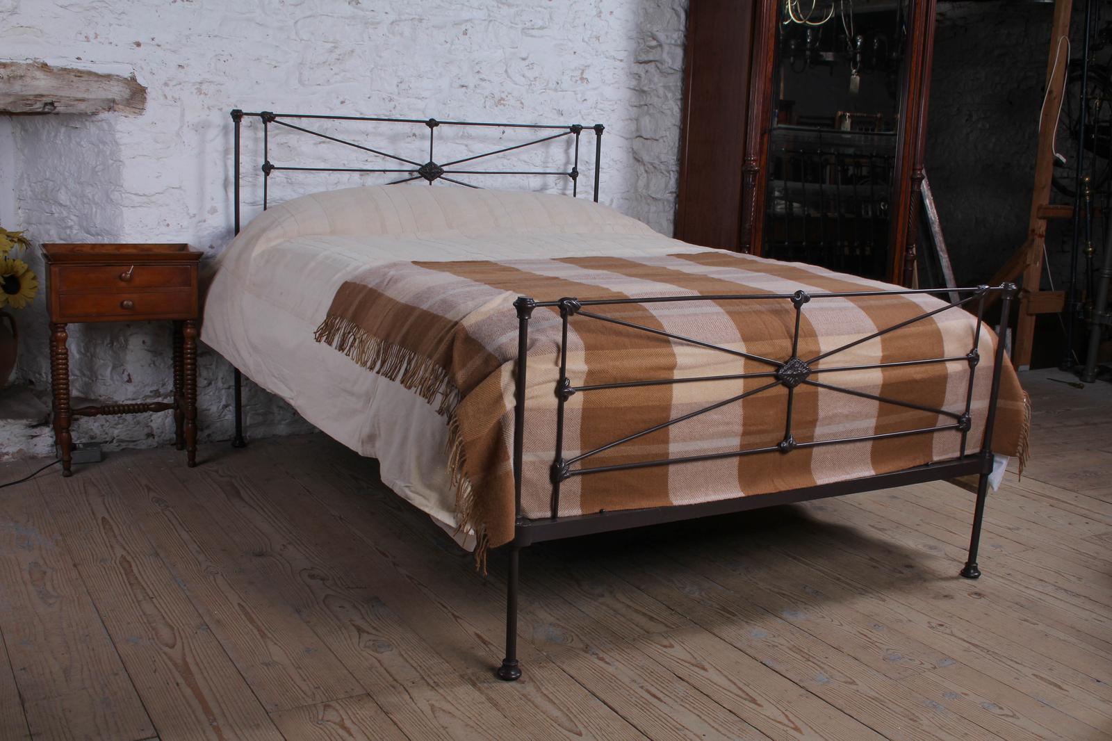 Simply Stylish All Iron Victorian King Size Bed (1 of 7) Simply Stylish All Iron Victorian King Size Bed (1 of 7)