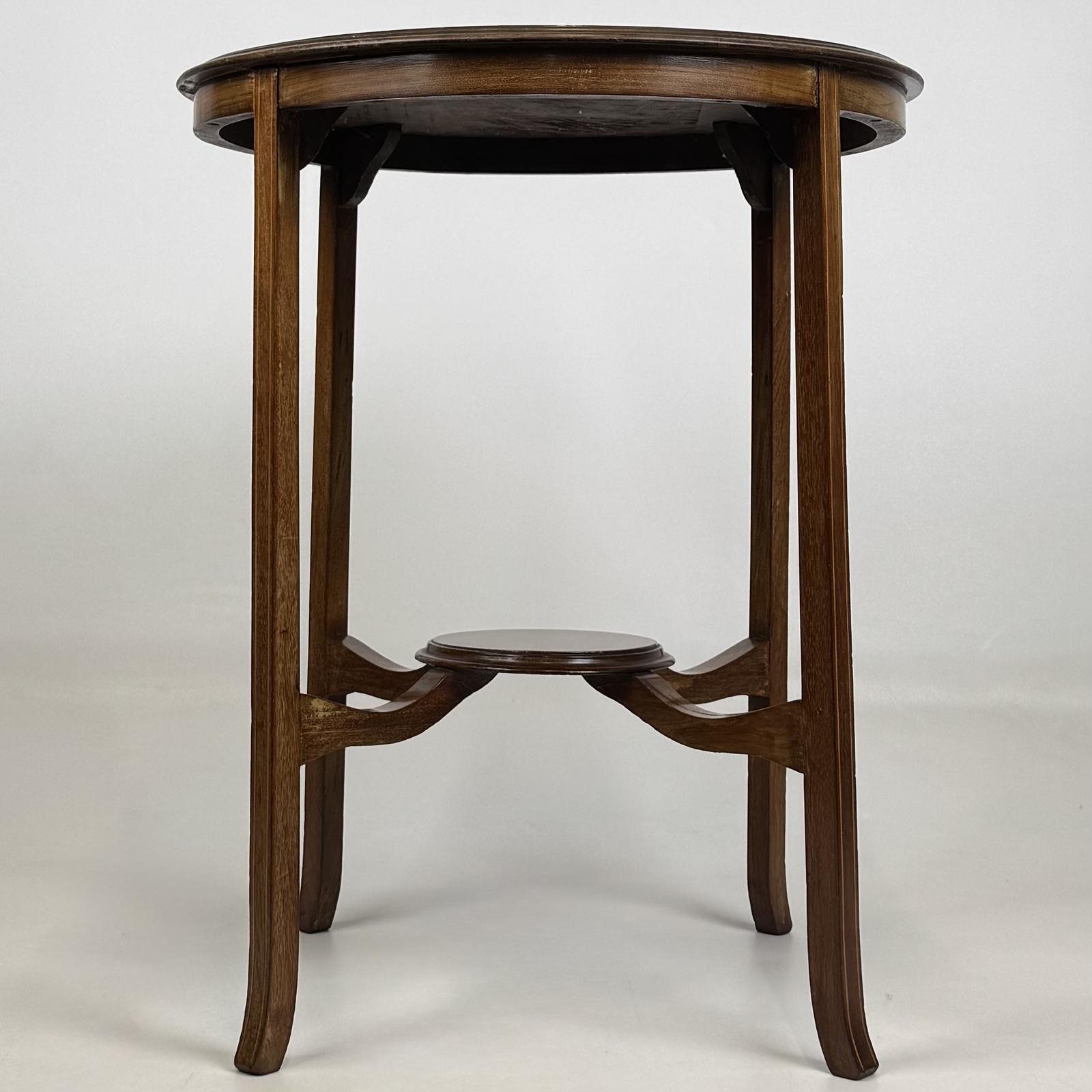 Antique 20th Century Round Edwardian Side Table in Mahogany (1 of 7) Antique 20th Century Round Edwardian Side Table in Mahogany (1 of 7)