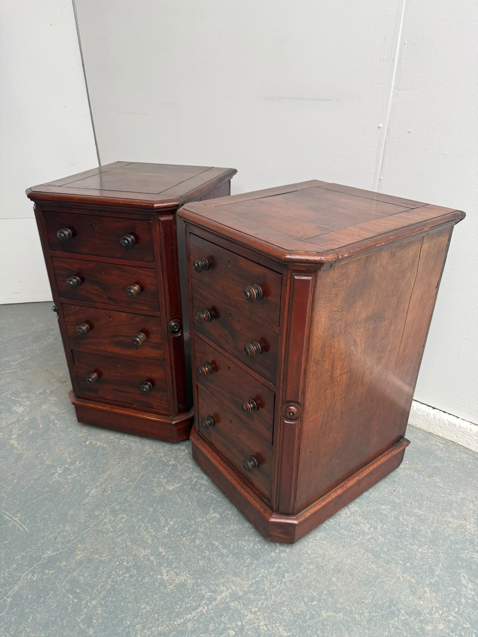 A Stunning Pair of Mahogany 4 Drawer Large Victorian Bedside Cabinets/side Table (1 of 11) A Stunning Pair of Mahogany 4 Drawer Large Victorian Bedside Cabinets/side Table (1 of 11)