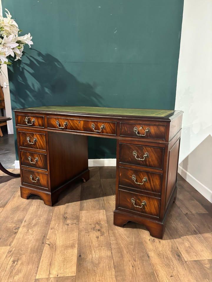 Reproduction Mahogany Kneehole Desk (1 of 16) Reproduction Mahogany Kneehole Desk (1 of 16)