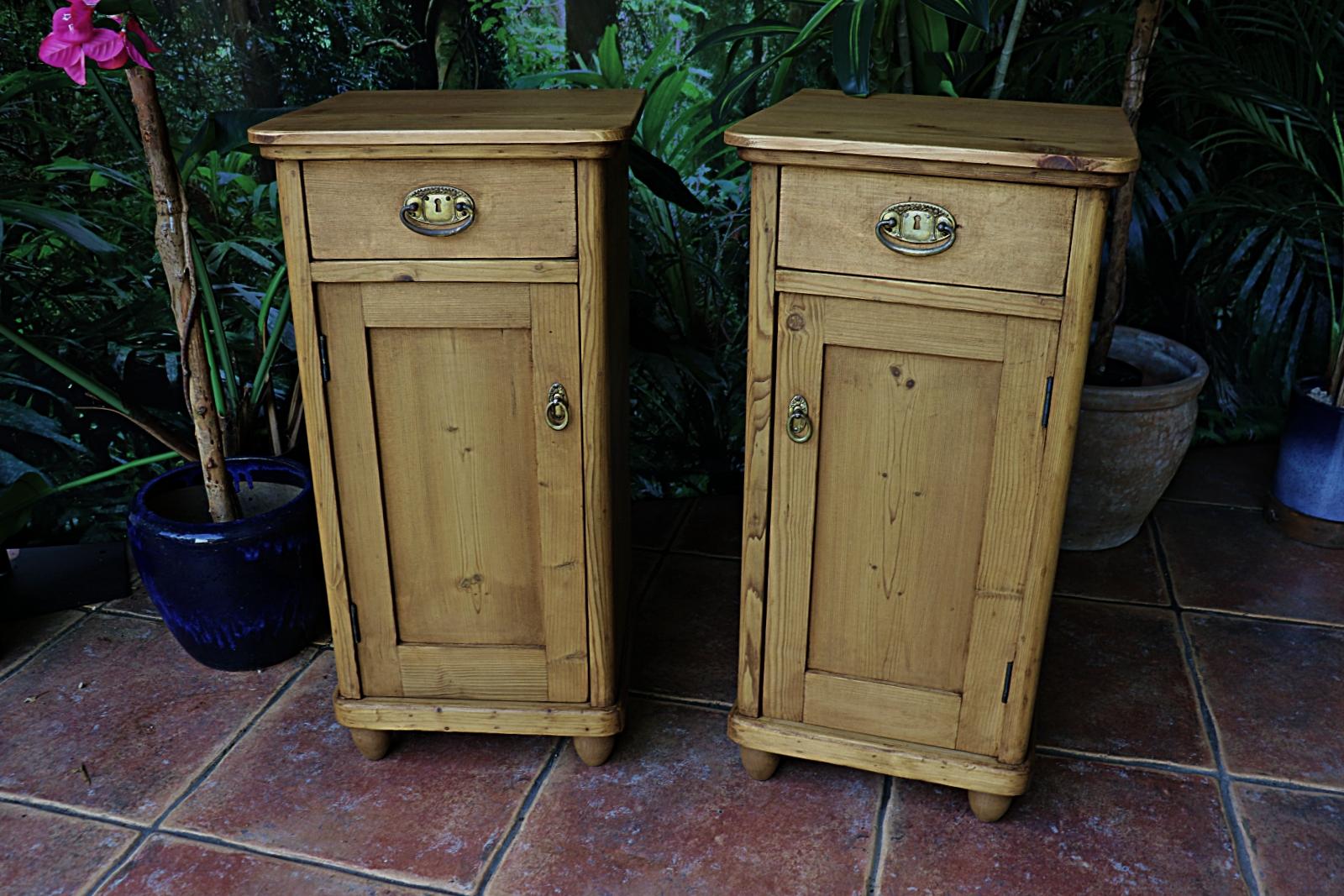 Superb Original Pair Old Pine Bedside Cabinets/ Lamp Tables (1 of 9) Superb Original Pair Old Pine Bedside Cabinets/ Lamp Tables (1 of 9)