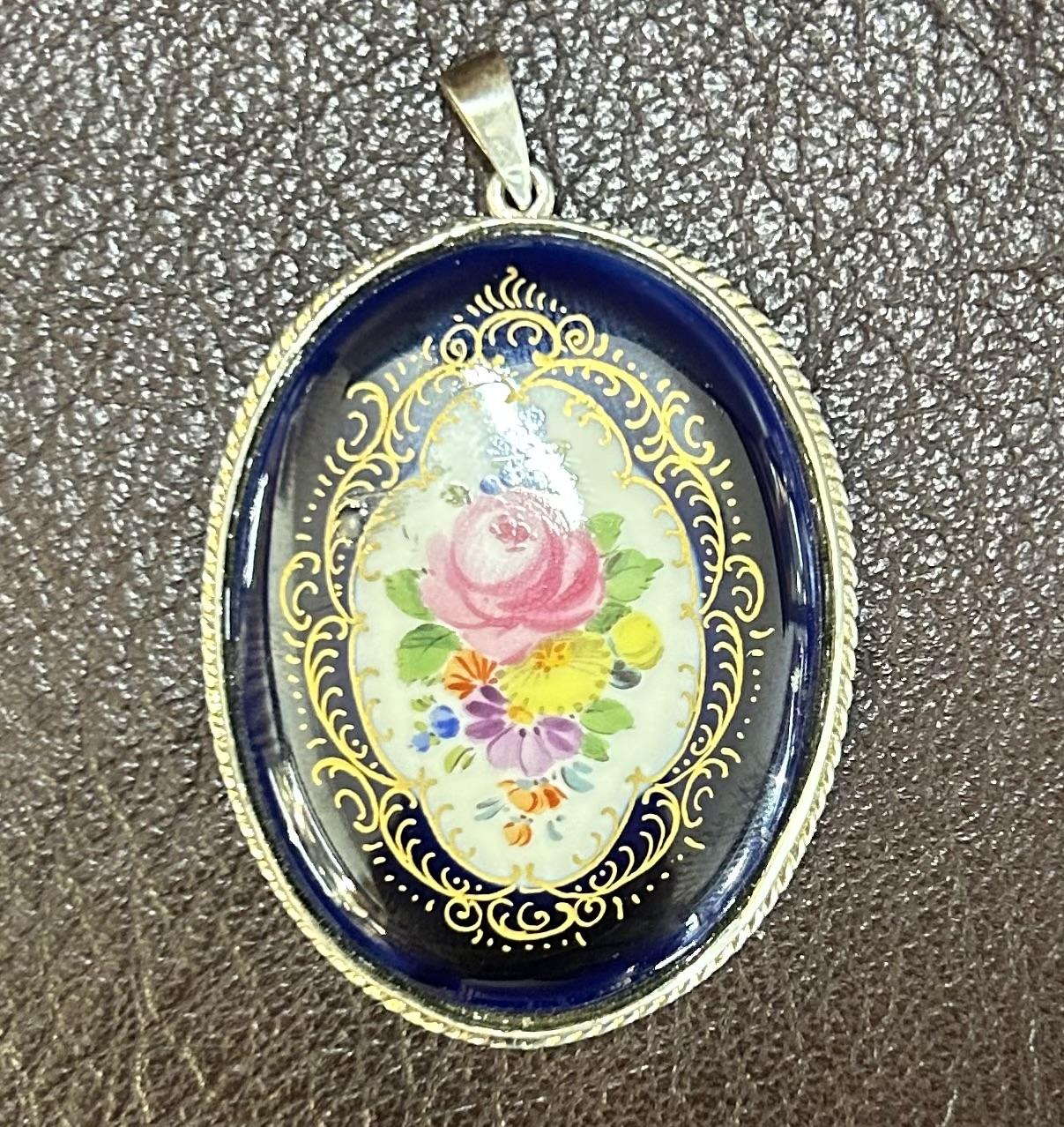 Meissen Pendant in a Silver Mount (1 of 3)