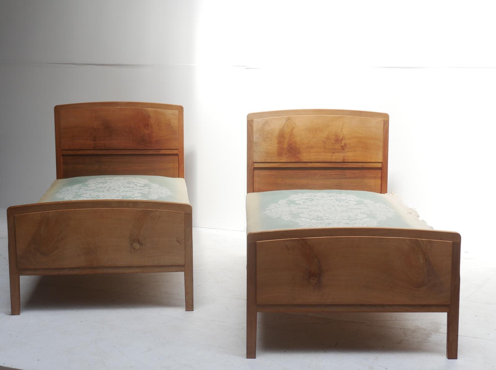 Fine Pair of Single Beds by Edward Barnsley (1 of 16) Fine Pair of Single Beds by Edward Barnsley (1 of 16)