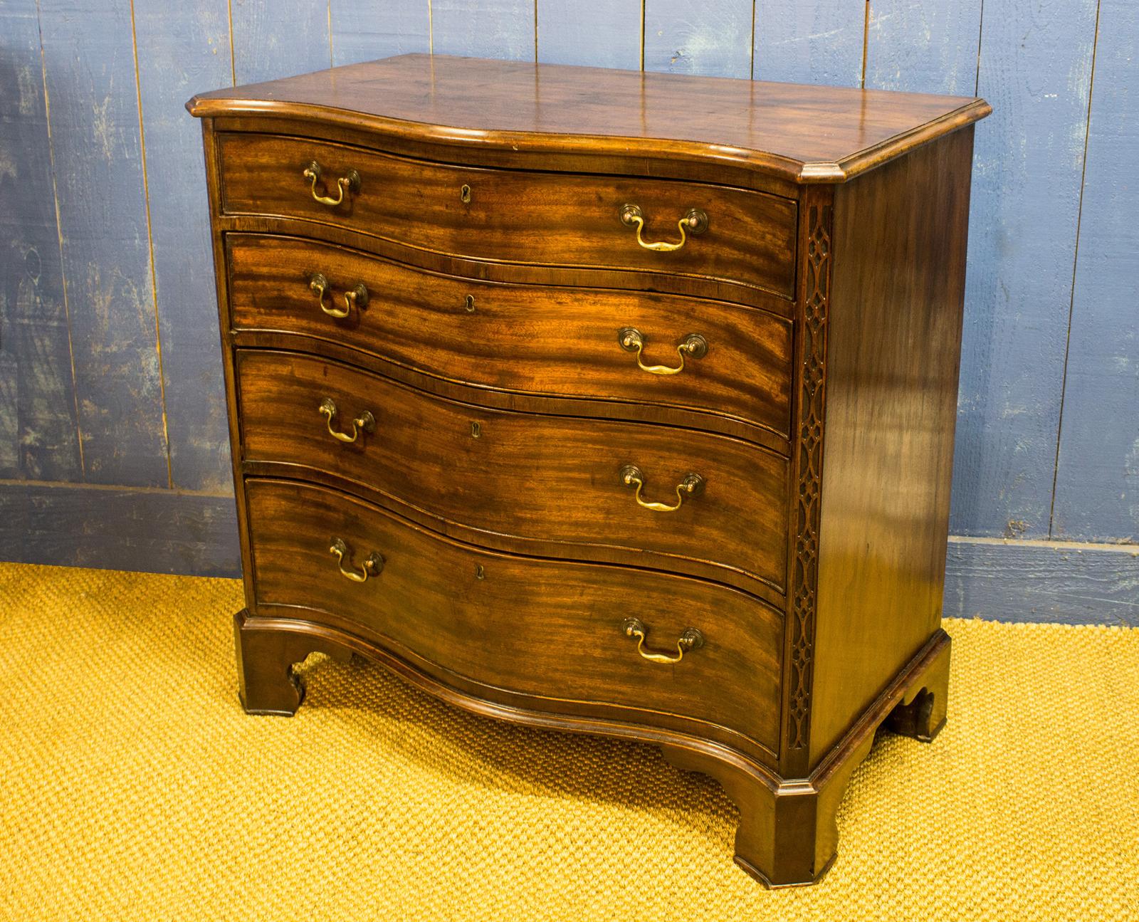 Georgian Mahogany Serpentine Chest of Drawers. Small Size (1 of 13) Georgian Mahogany Serpentine Chest of Drawers. Small Size (1 of 13)
