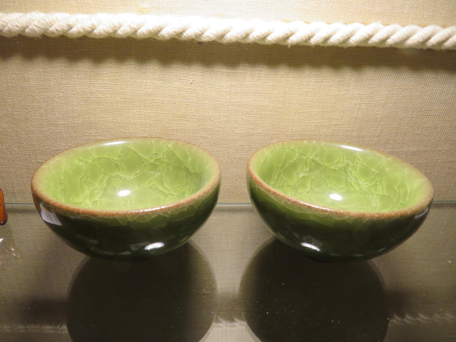 PAIR OF CHINESE CRACKLE GLAZE CUPS (1 of 2) PAIR OF CHINESE CRACKLE GLAZE CUPS (1 of 2)