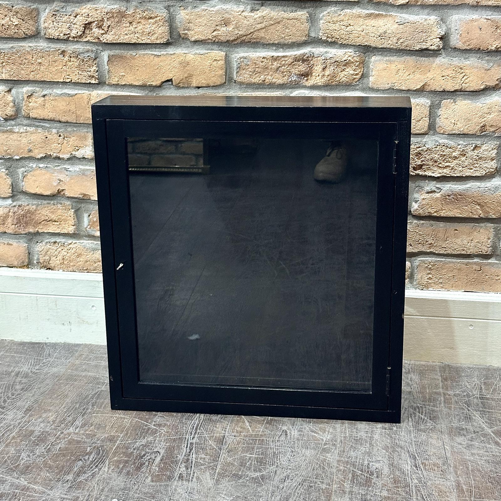 1950s Shop Wall Display Cabinet (1 of 5)
