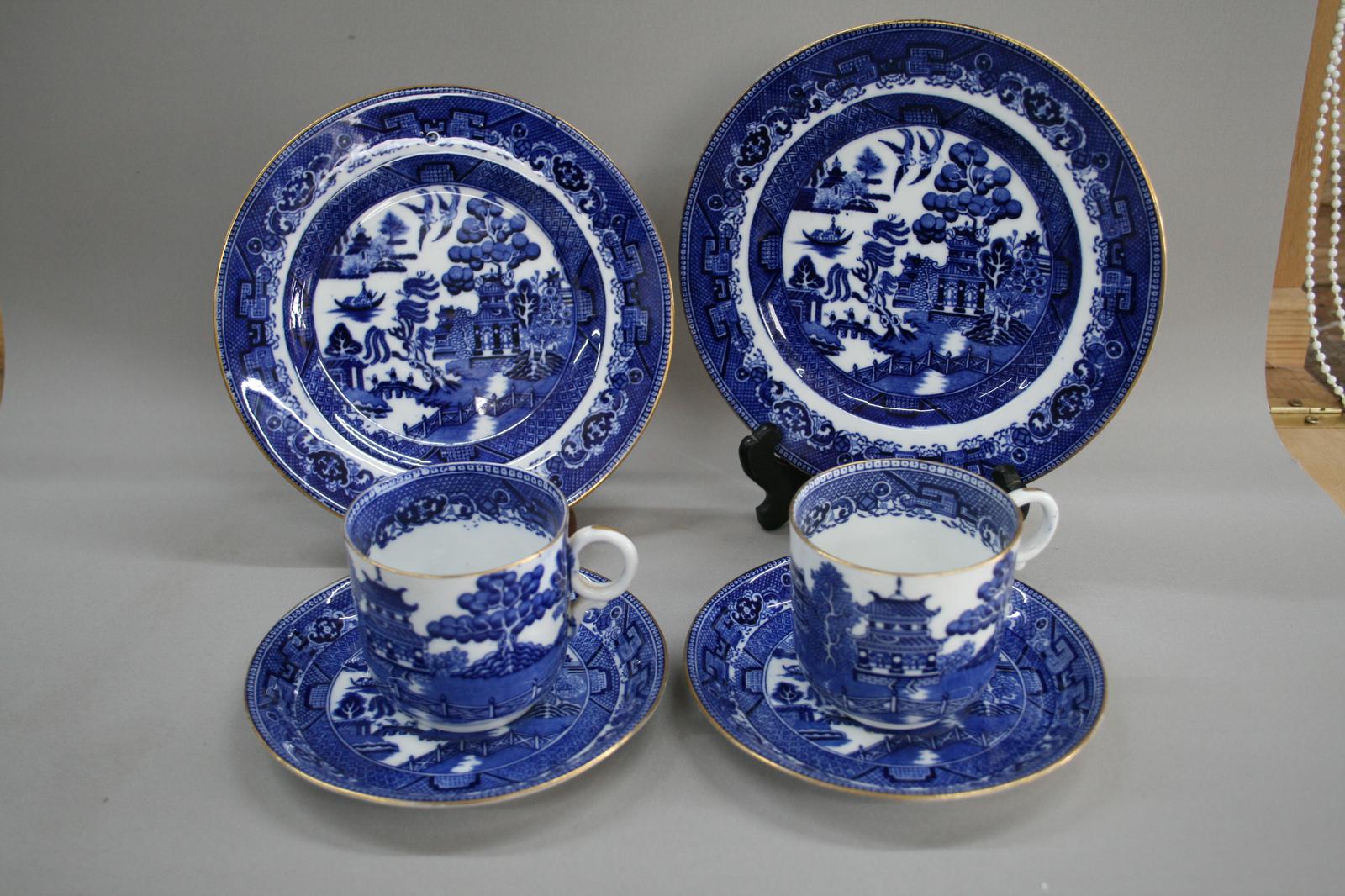 A Pair of Blue and White Willow Pattern Design Tea Set (1 of 6)