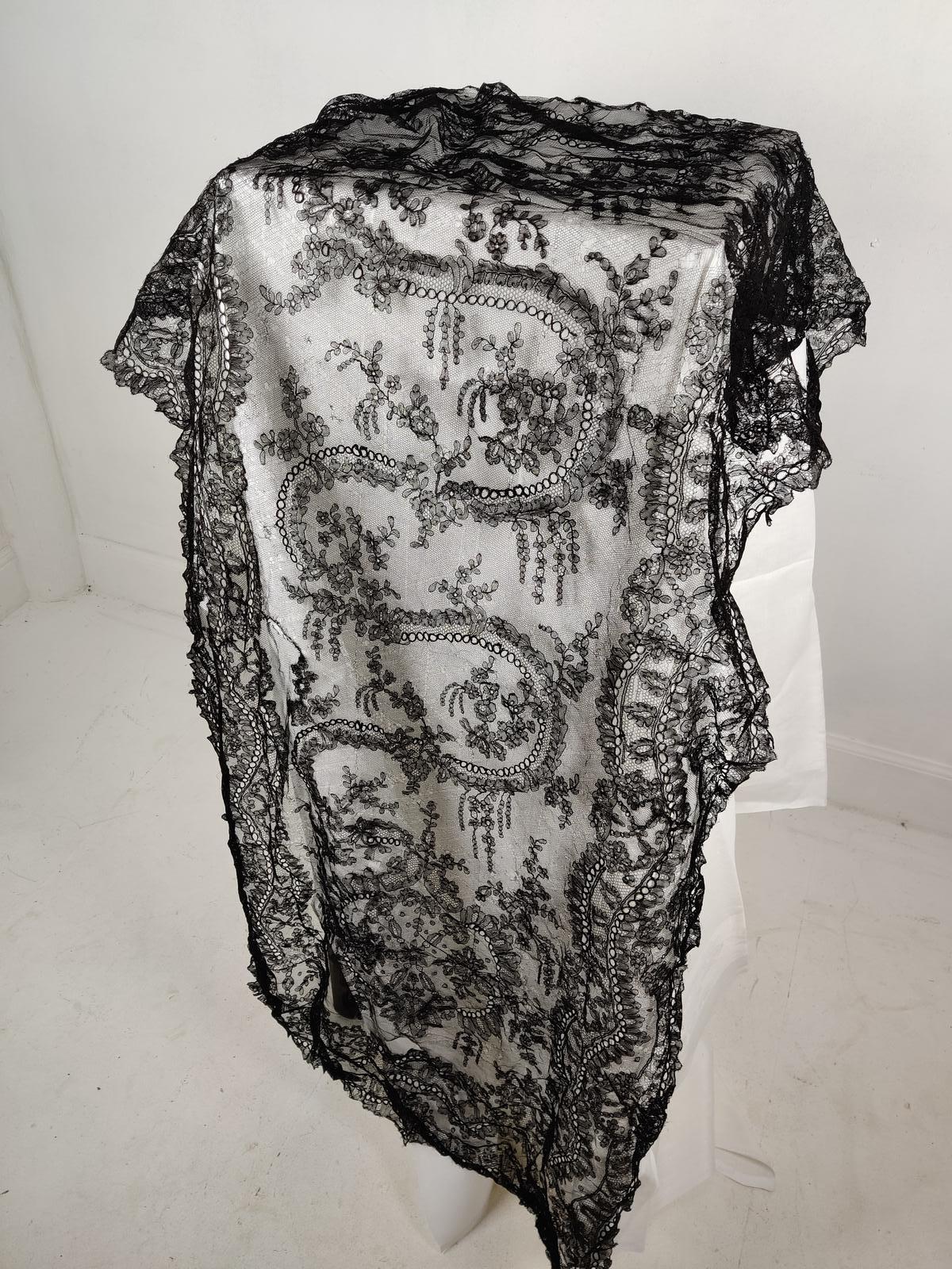 Victorian Black Lace Chantilly Shawl (1 of 17) Victorian Black Lace Chantilly Shawl (1 of 17)