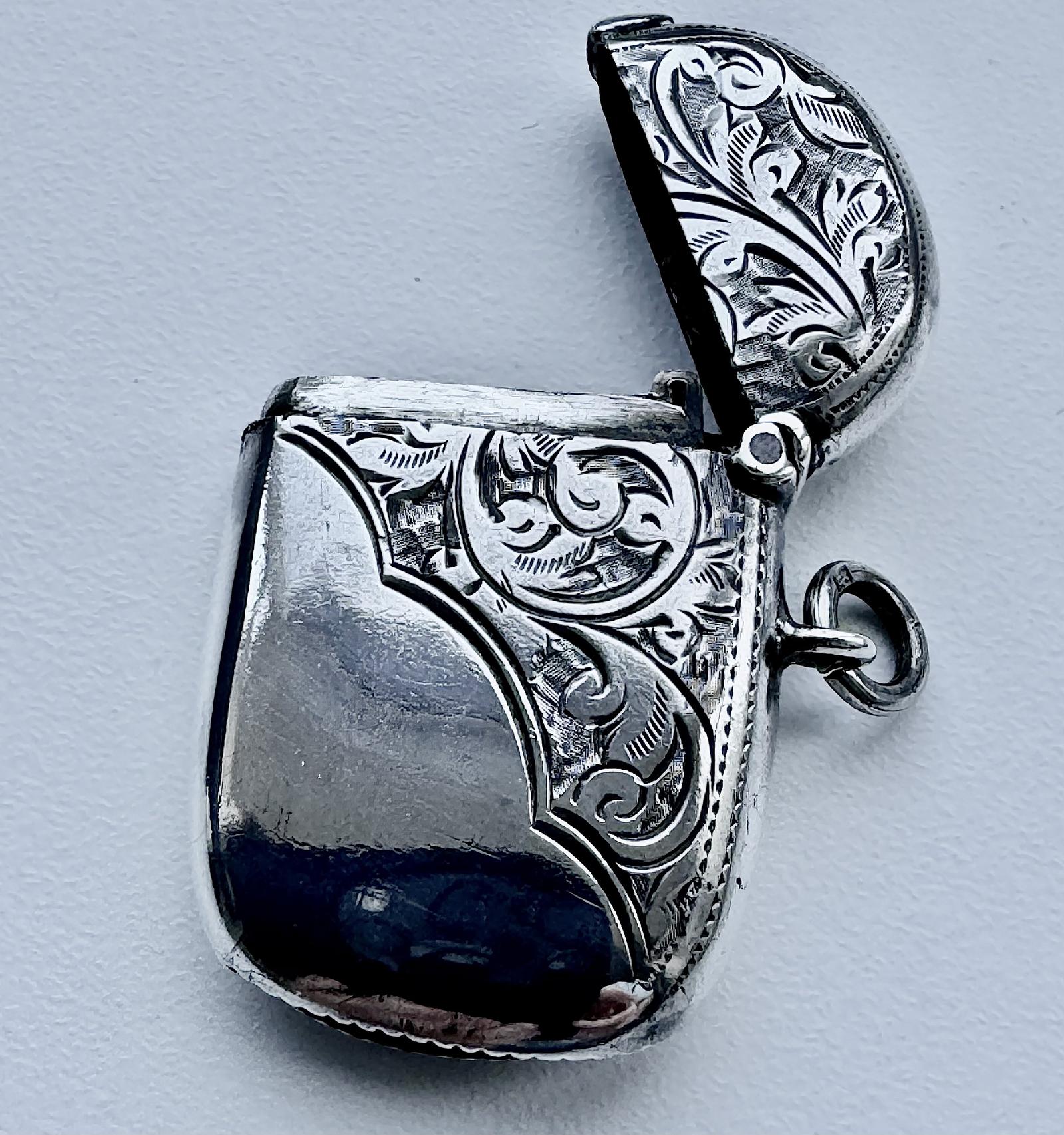 Oval Silver Vesta - Arthur Cook, Birmingham 1902 (1 of 3)