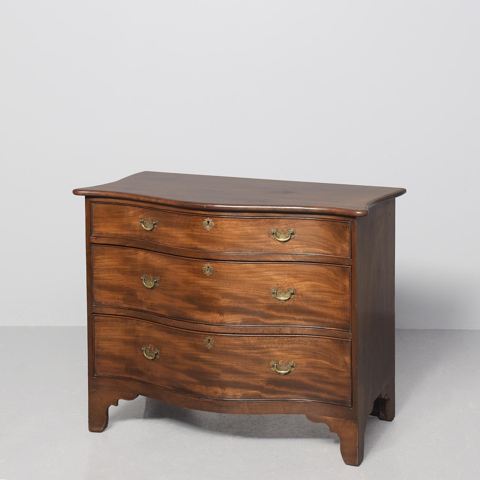 George III Serpentine Front Mahogany Chest of Drawers with Lovely Colour and Patina (1 of 8) George III Serpentine Front Mahogany Chest of Drawers with Lovely Colour and Patina (1 of 8)