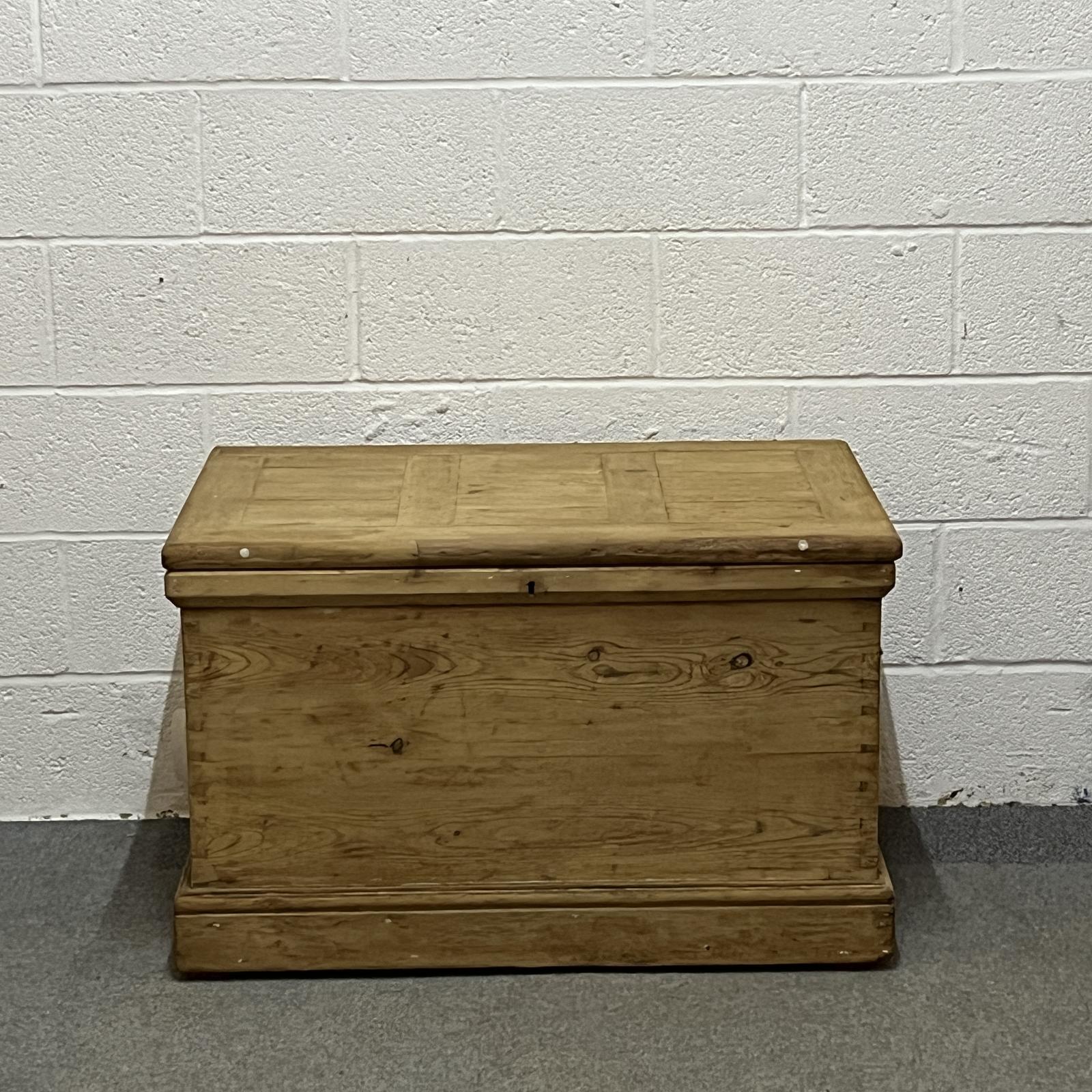 Very Deep Old Pine Carpenters Box (1 of 12) Very Deep Old Pine Carpenters Box (1 of 12)