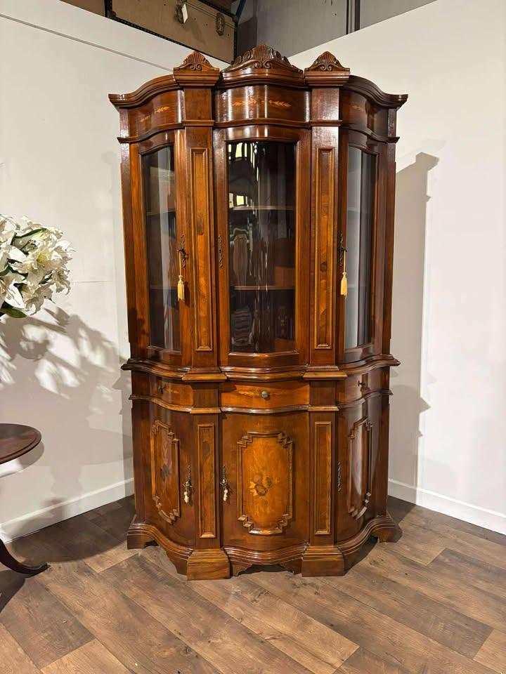 Reproduction Mahogany Continental Serpentine Fronted Display Cabinet (1 of 18)