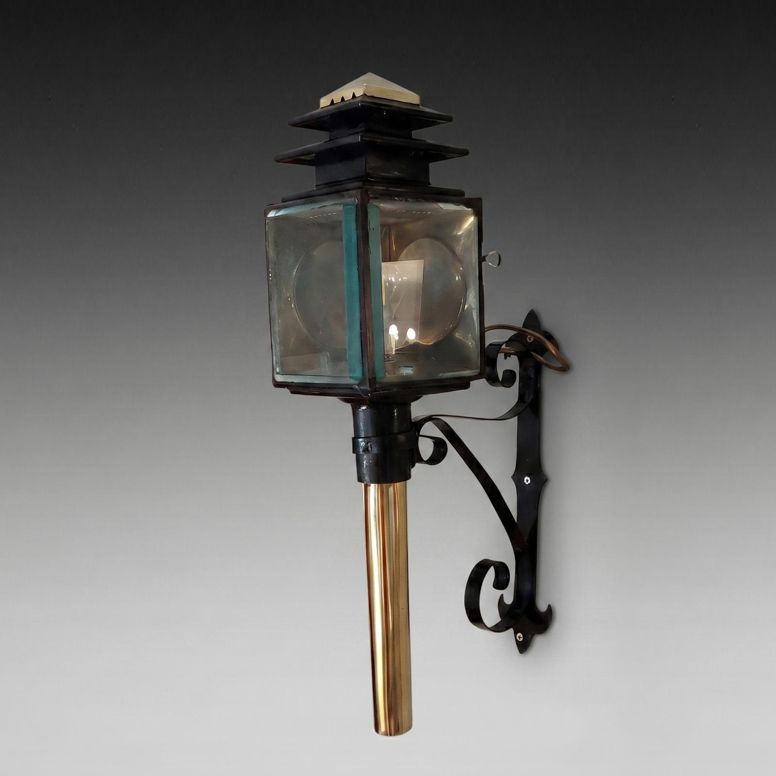 Brass and Cast Iron Coach/carriage Lamp (1 of 9) Brass and Cast Iron Coach/carriage Lamp (1 of 9)