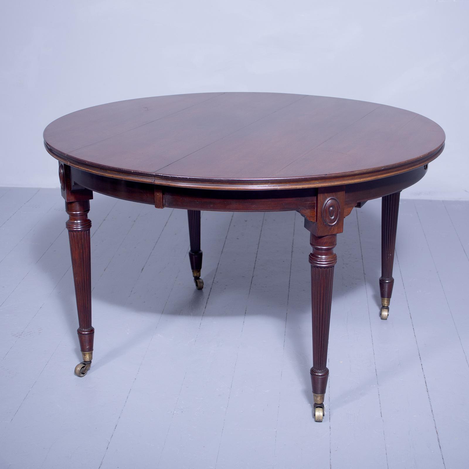 Neat Size Circular Dining Table with 2 Extra Leaves (1 of 4)