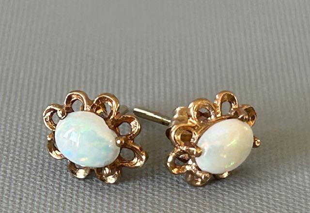 Pair of Vintage Fully Hallmarked 9ct Gold & Opal Earrings (1 of 6) Pair of Vintage Fully Hallmarked 9ct Gold & Opal Earrings (1 of 6)