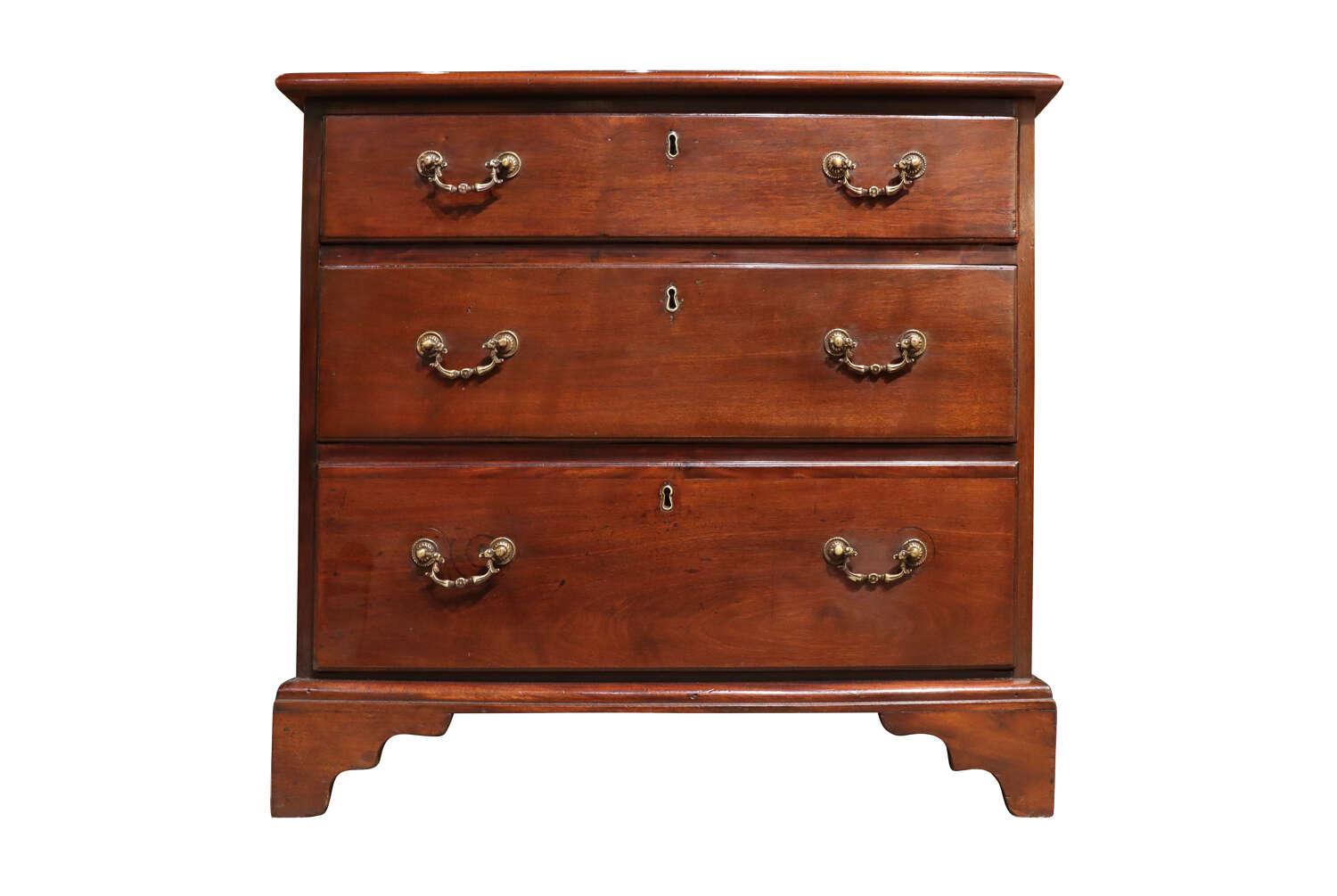 Small Mid 19th Century Mahogany Chest of Drawers c.1850 (1 of 5)