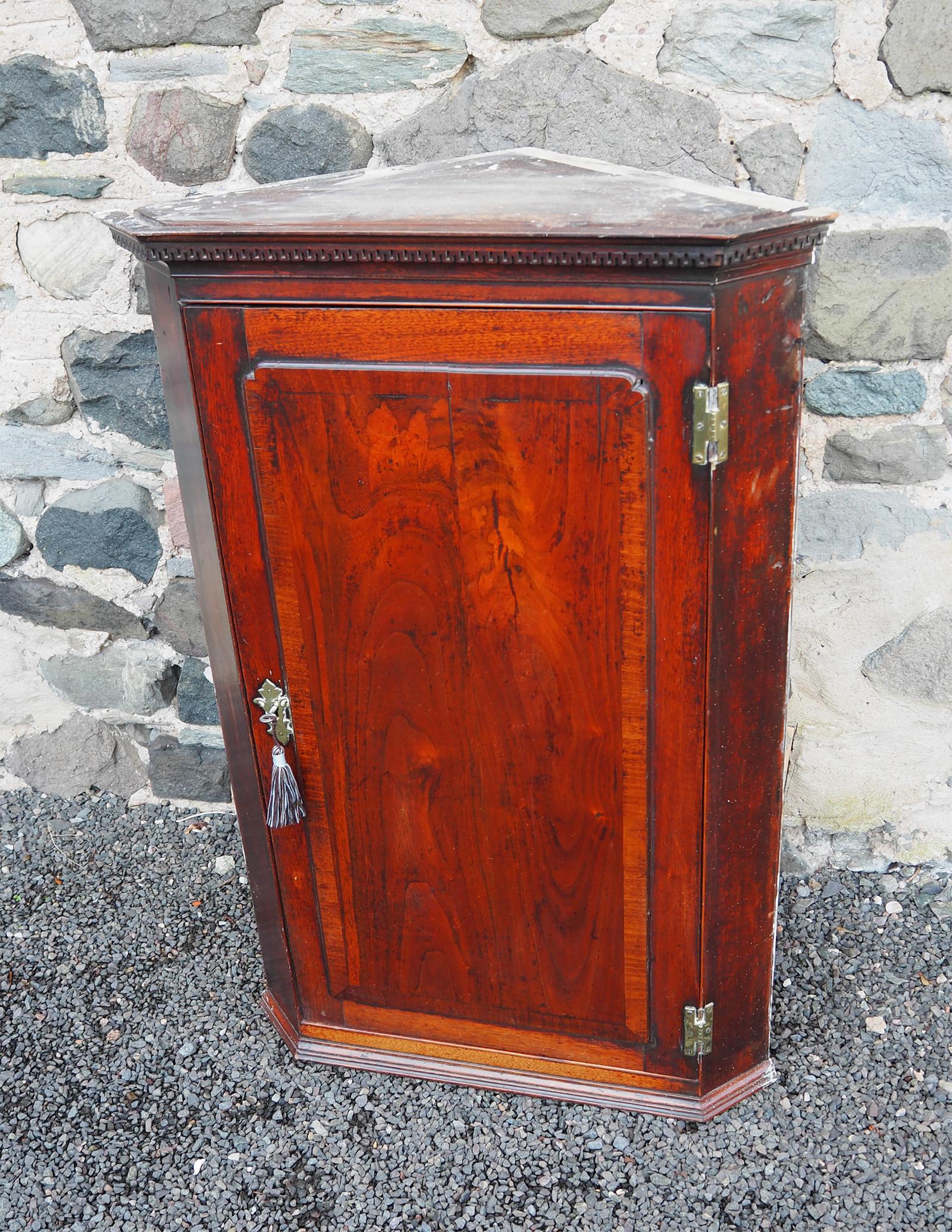George 2nd Oak & Walnut Corner Cabinet (1 of 7)
