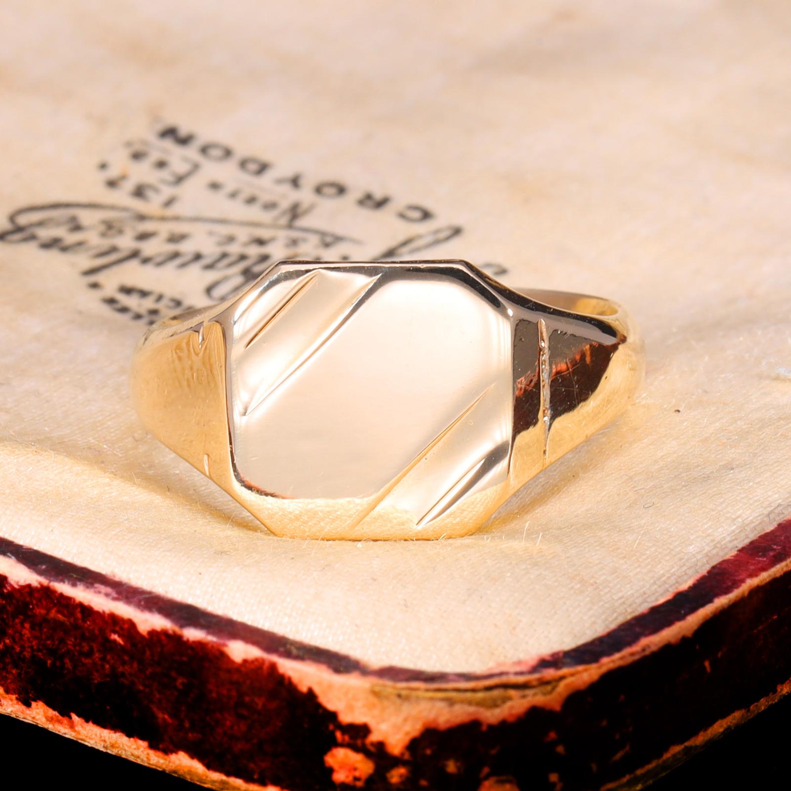 The Vintage 9ct Gold Lined Pattern Signet Ring (1 of 6) The Vintage 9ct Gold Lined Pattern Signet Ring (1 of 6)