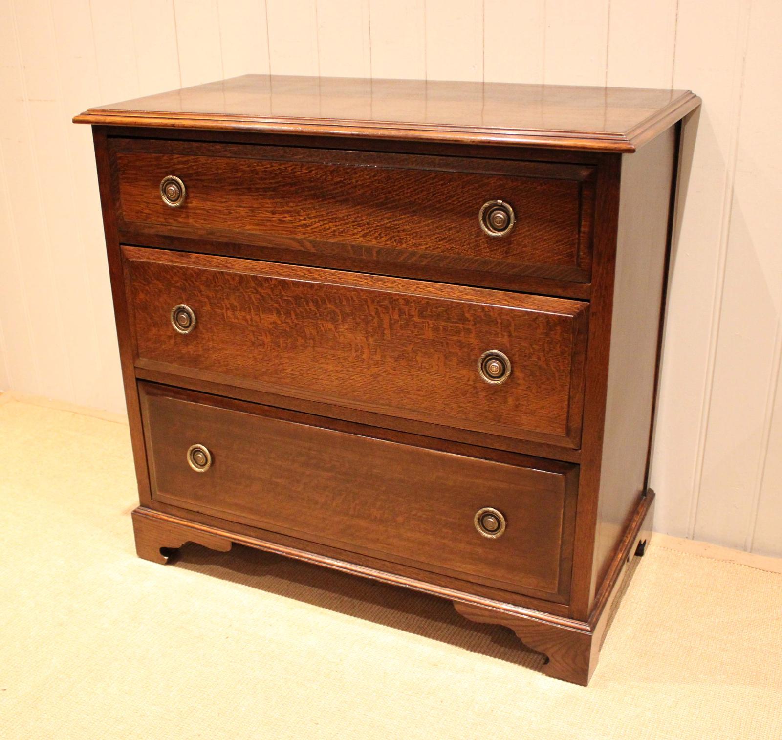 Solid Oak Chest of Drawers (1 of 10) Solid Oak Chest of Drawers (1 of 10)