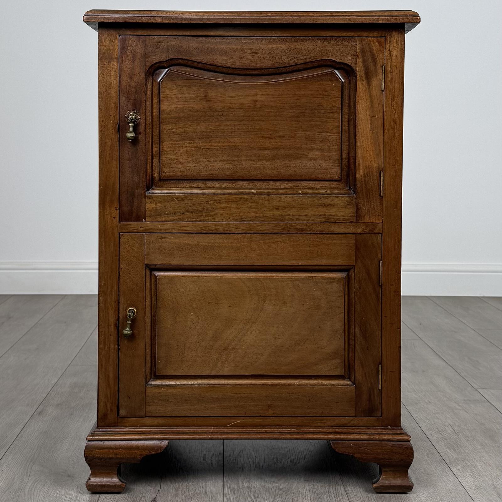 Antique 20th Century Good Quality Cabinet in Walnut (1 of 10)