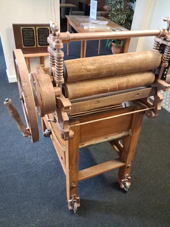 Antique Mangle Washing Machine Museum Piece Restored (1 of 11) Antique Mangle Washing Machine Museum Piece Restored (1 of 11)